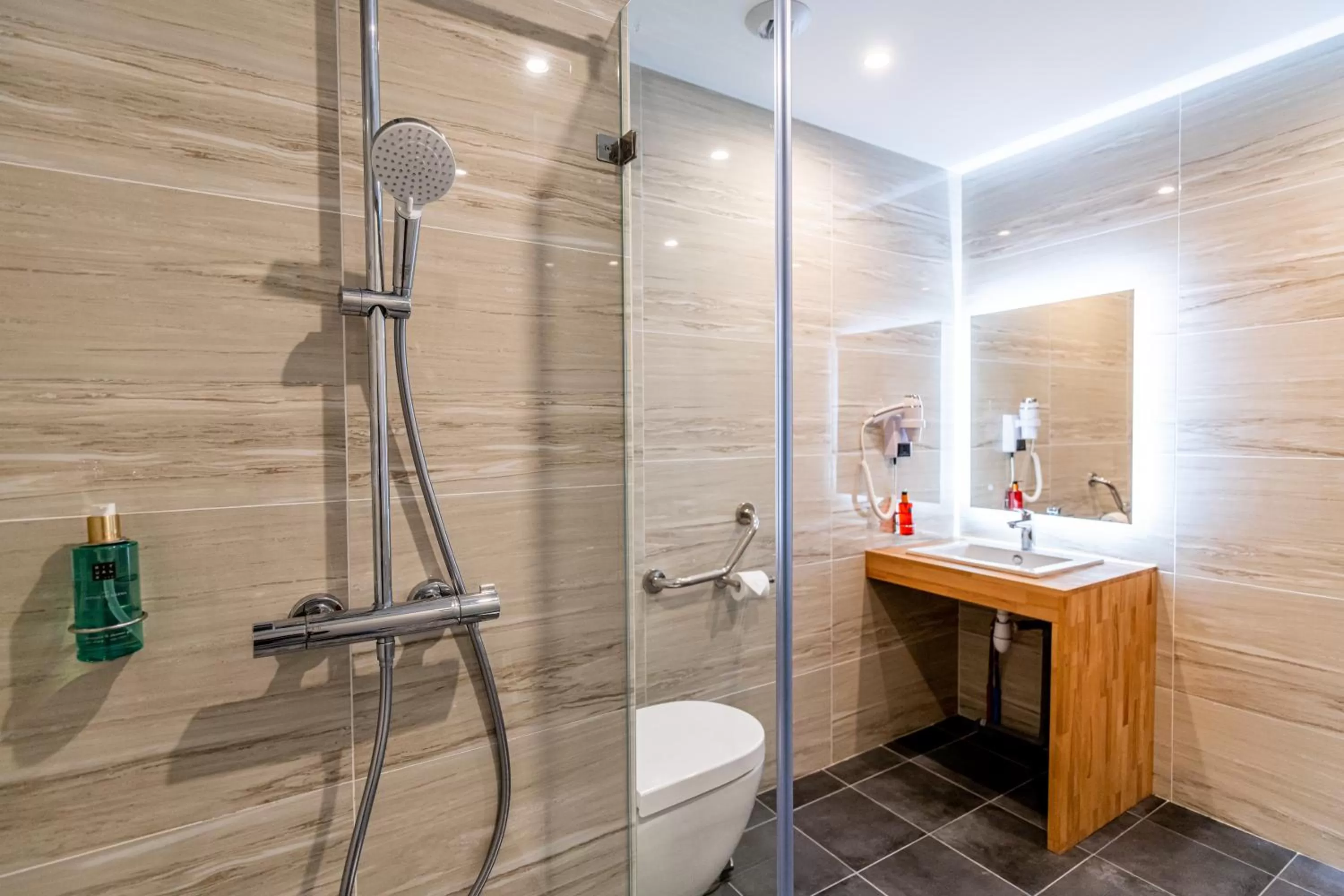 Shower in Woods Genève-Thoiry