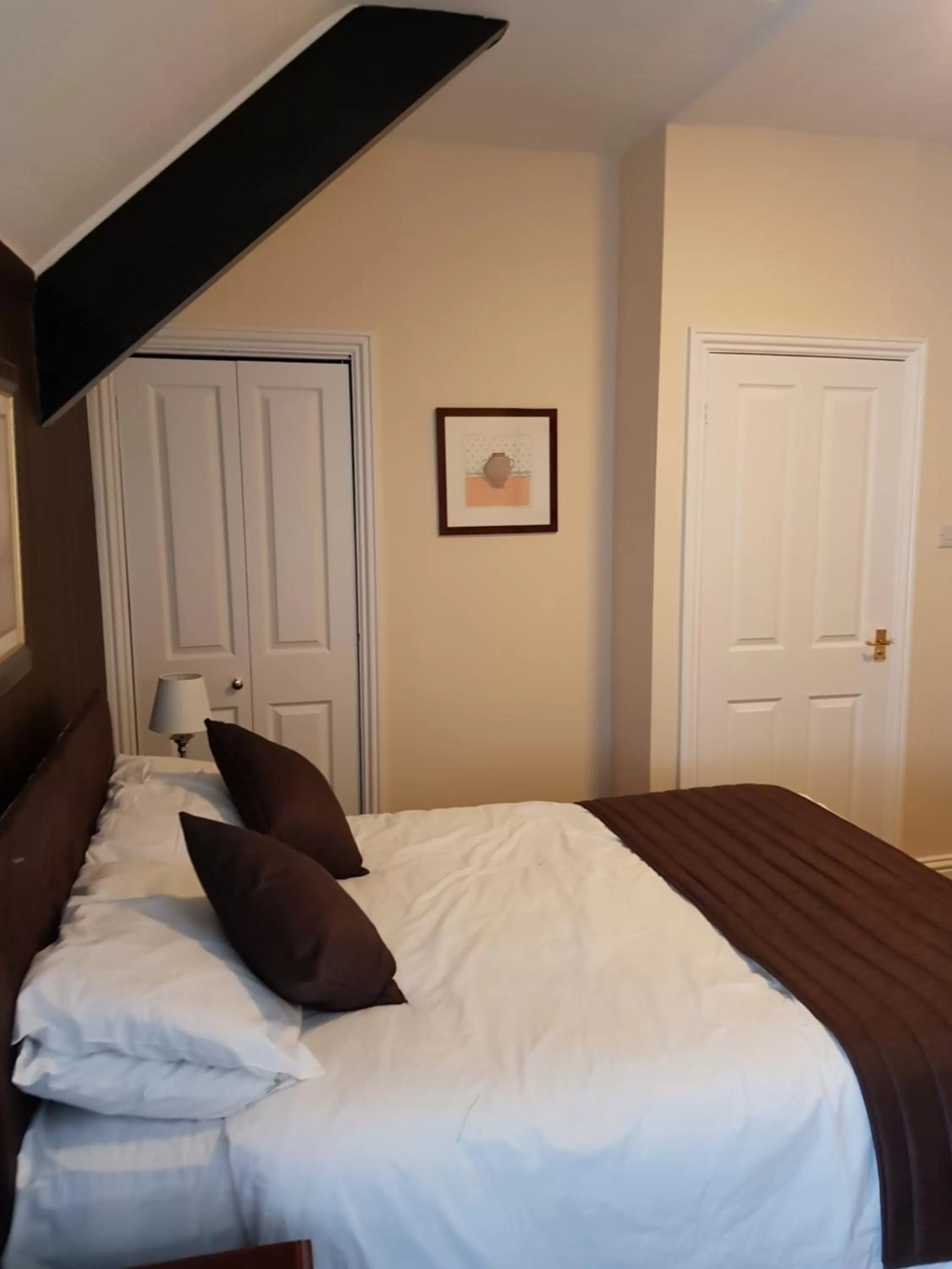 Bed in Old George Hotel