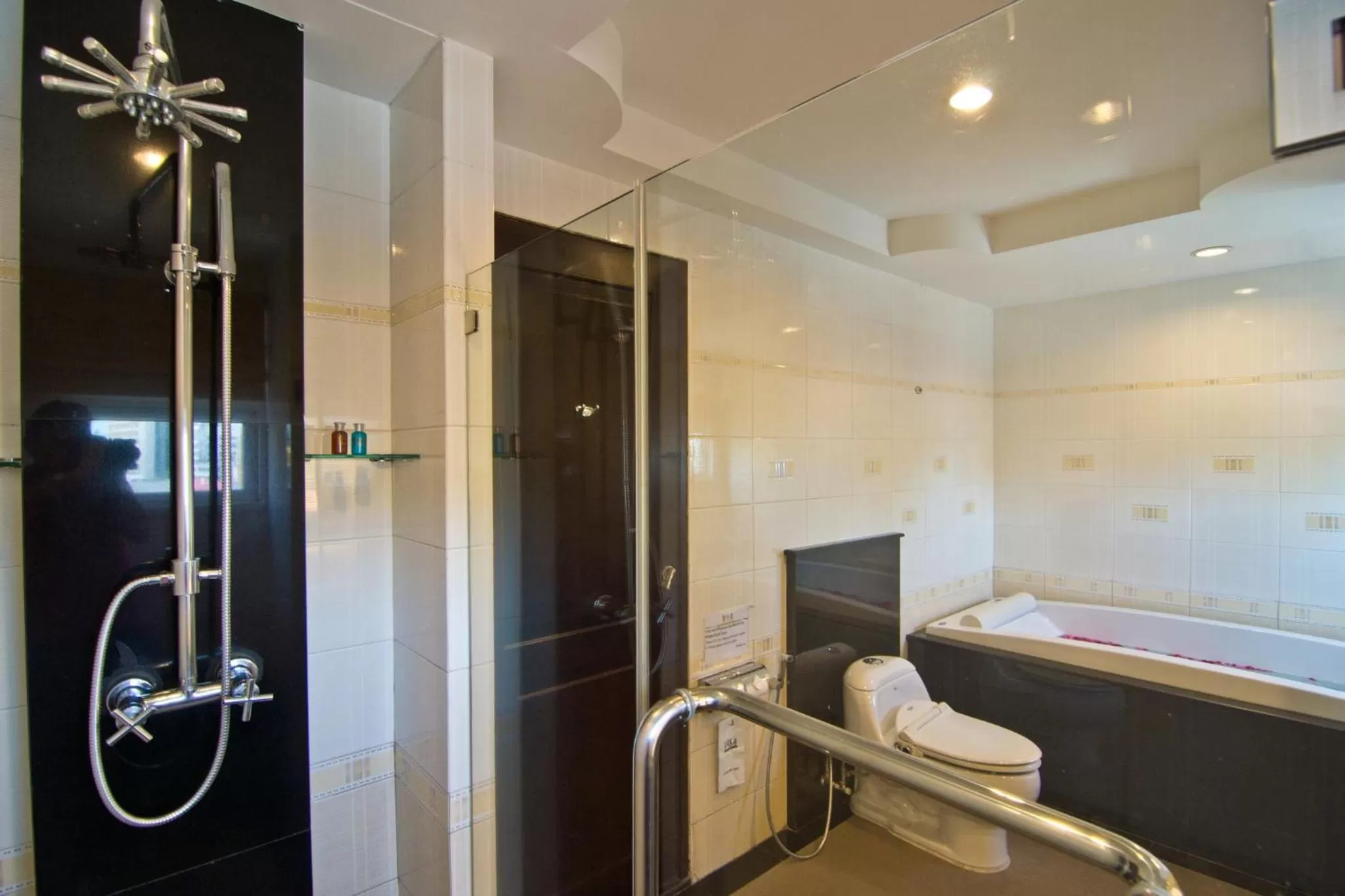 Bathroom, Bed in LK Royal Suite