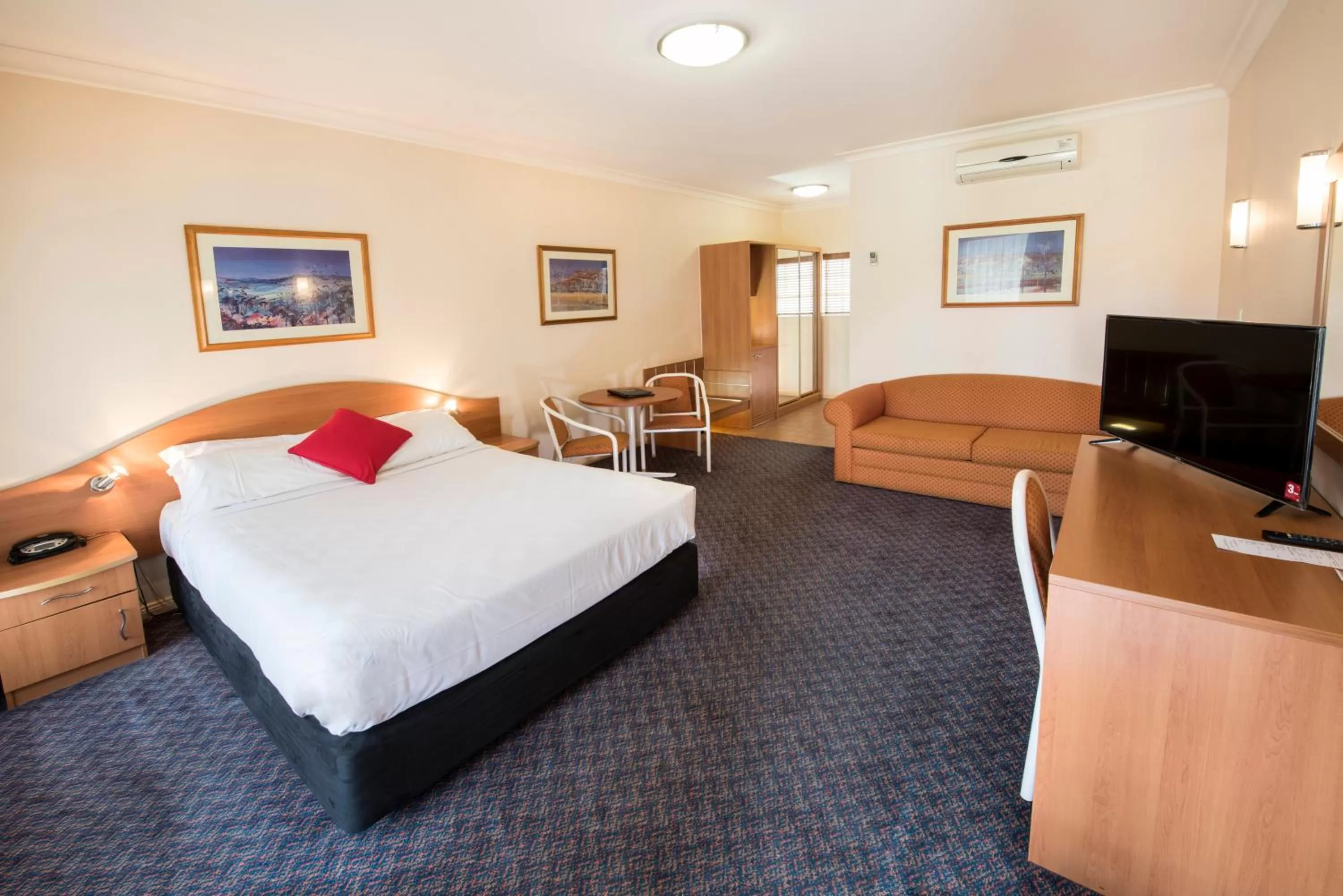 Bedroom, Bed in Quality Inn Penrith Sydney