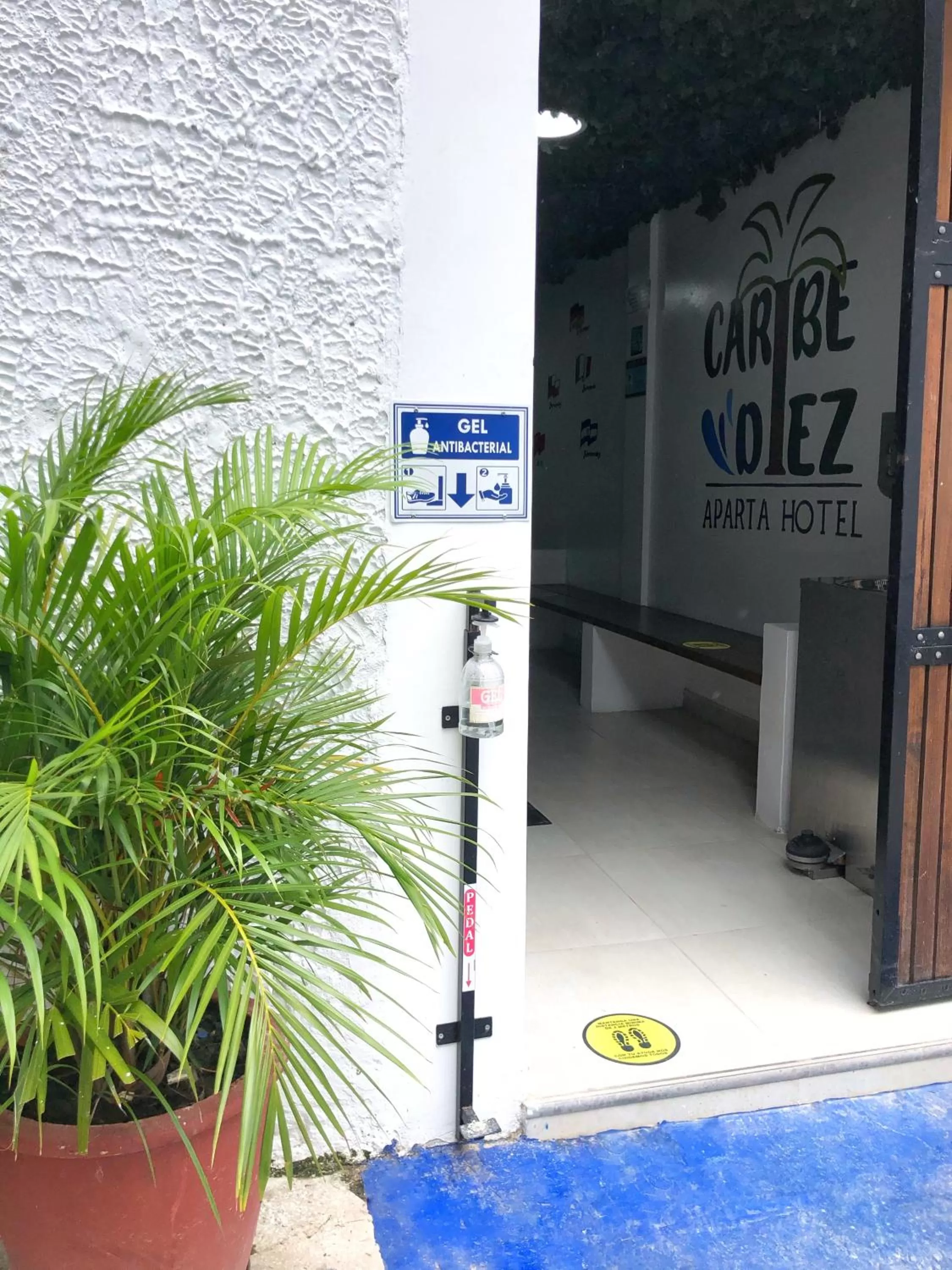 Facade/entrance, Property Logo/Sign in Apartahotel Caribe Diez