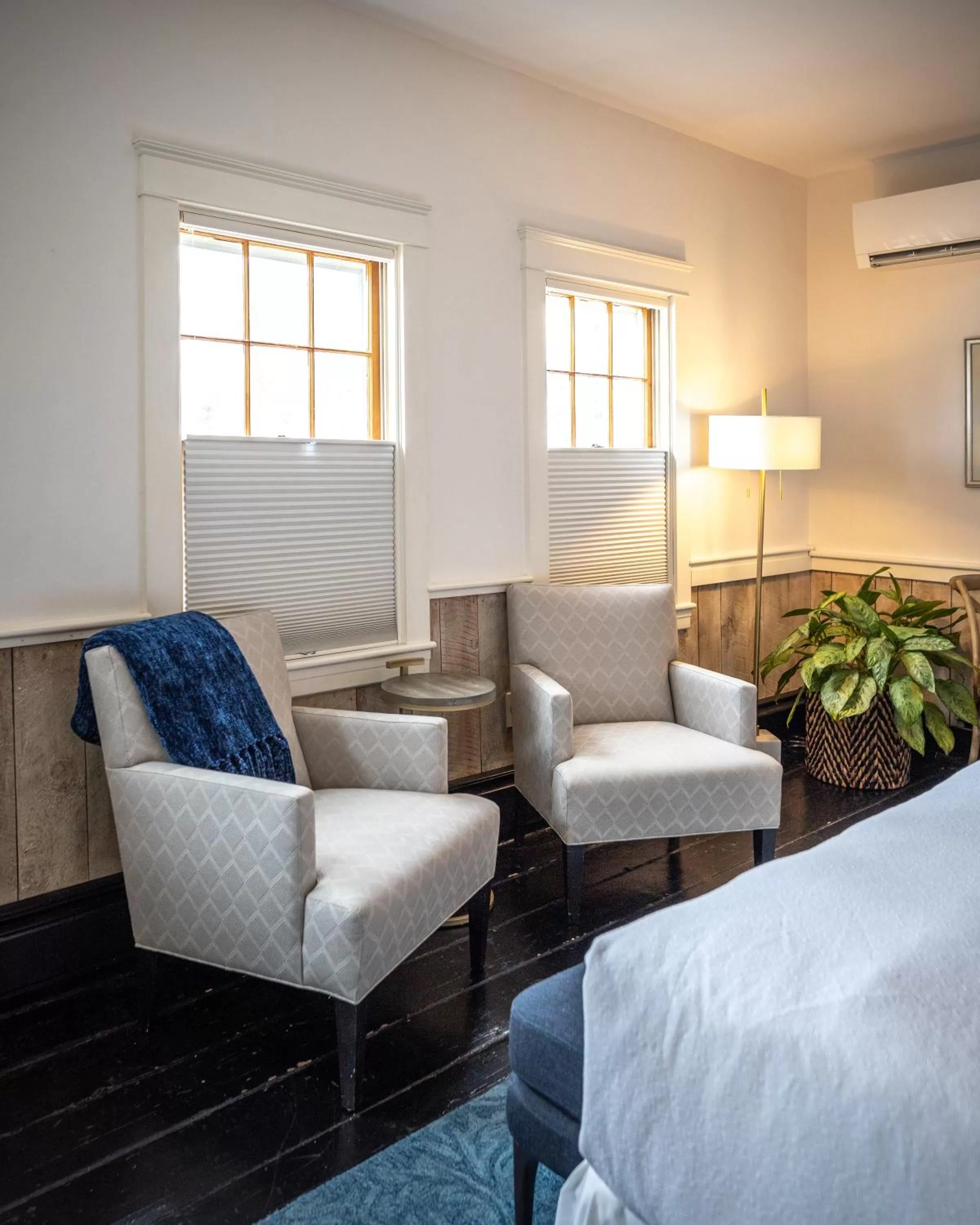 Seating area, Bed in The Water Street Inn