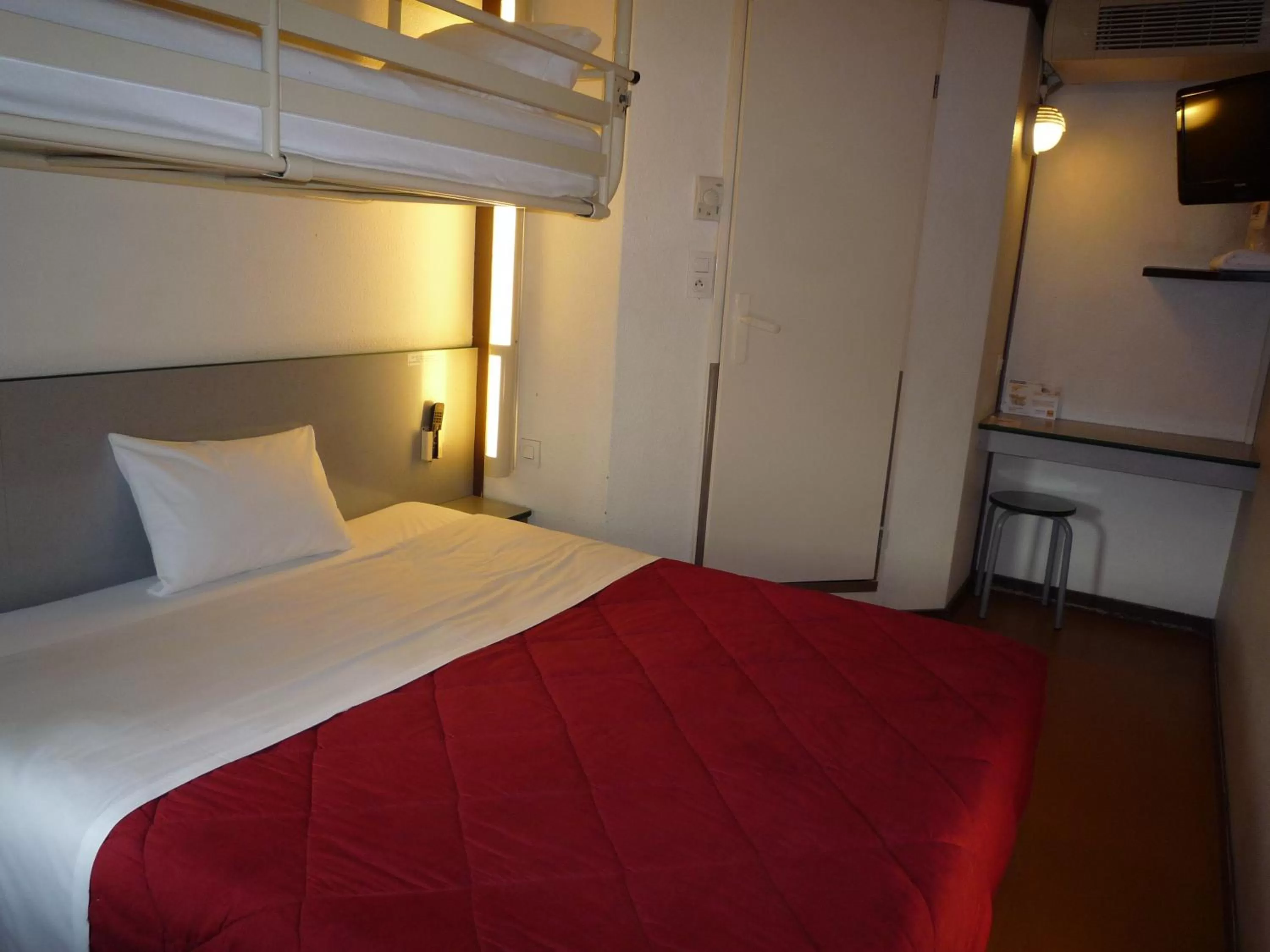 Triple Room (1 Double Bed + 1 Single Bed) in Première Classe Valence Sud