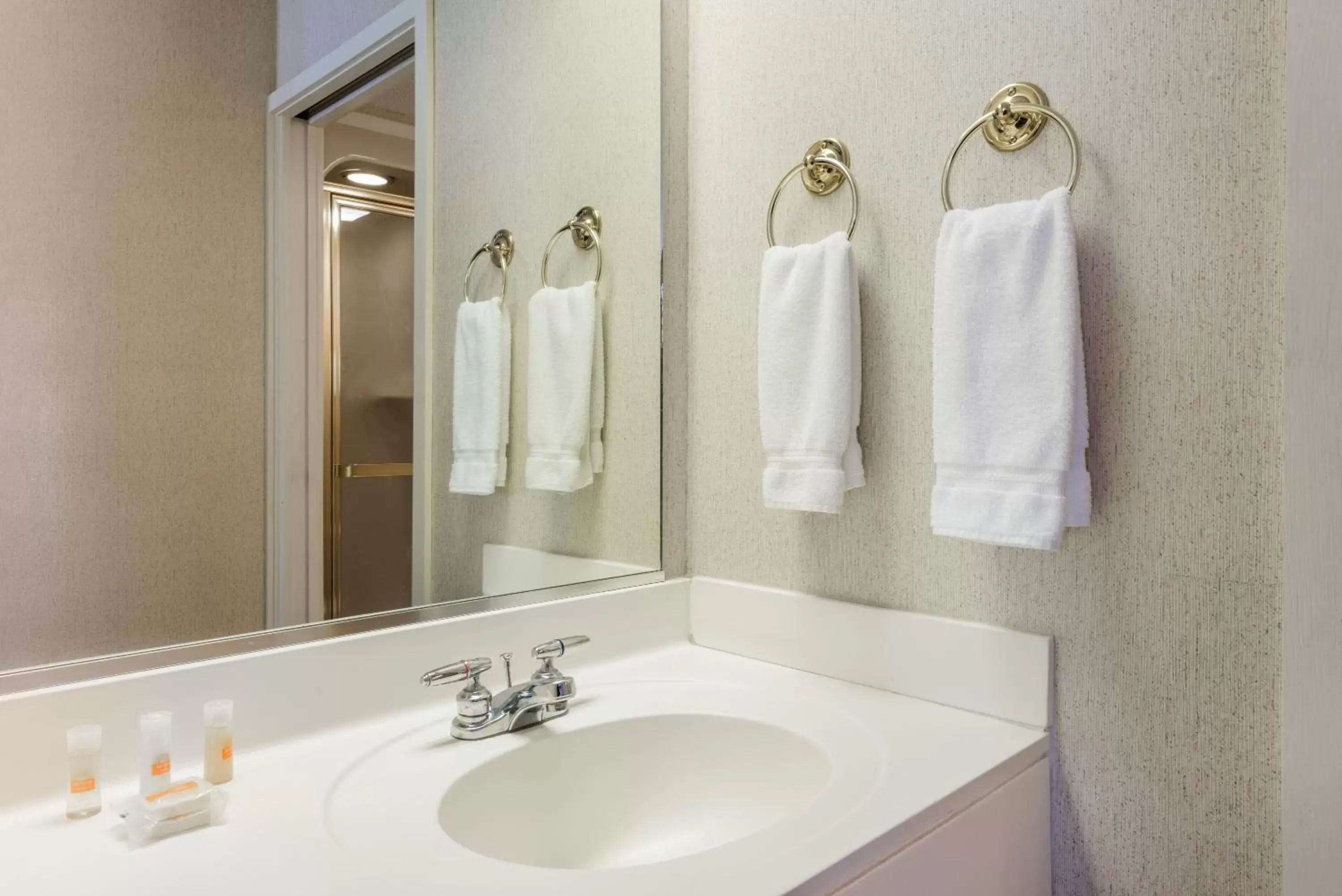 Queen Room - Smoking in Days Inn by Wyndham Yadkinville Queen Room - Smoking in Days Inn by Wyndham Yadkinville