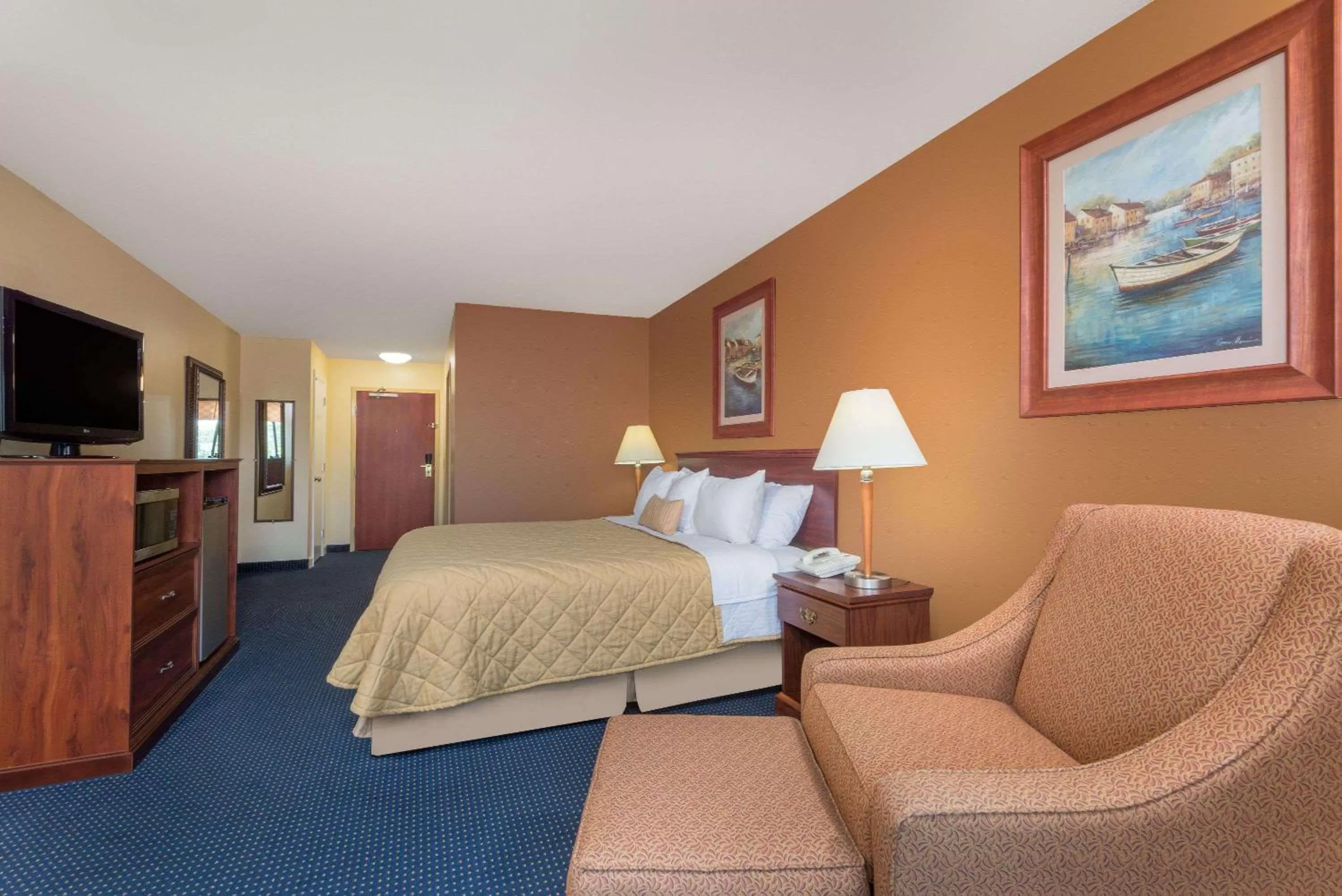Photo of the whole room, Bed in Ramada by Wyndham Catlettsburg Ashland