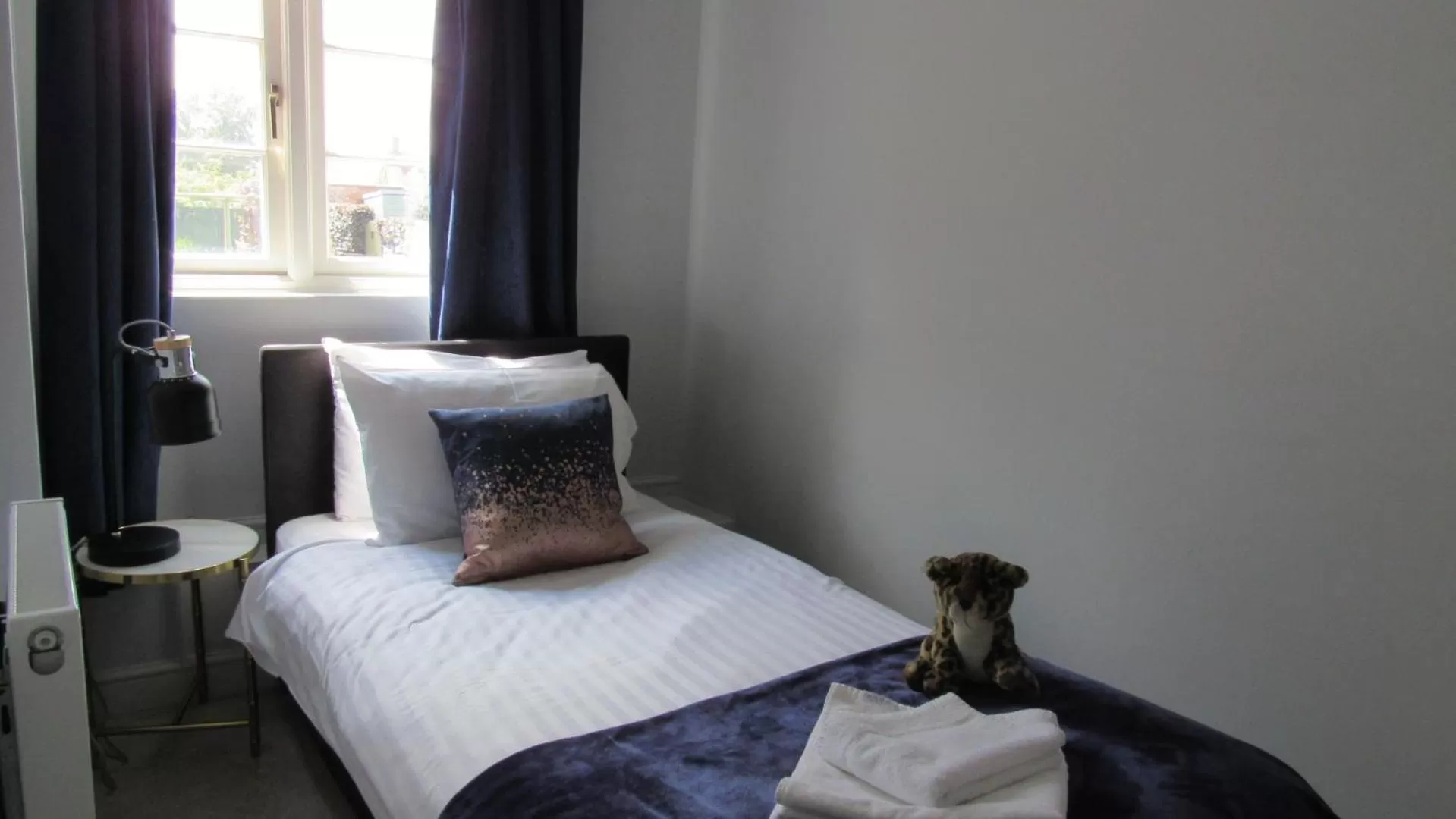 Shower, Bed in The Old Vicarage Hotel & Restaurant