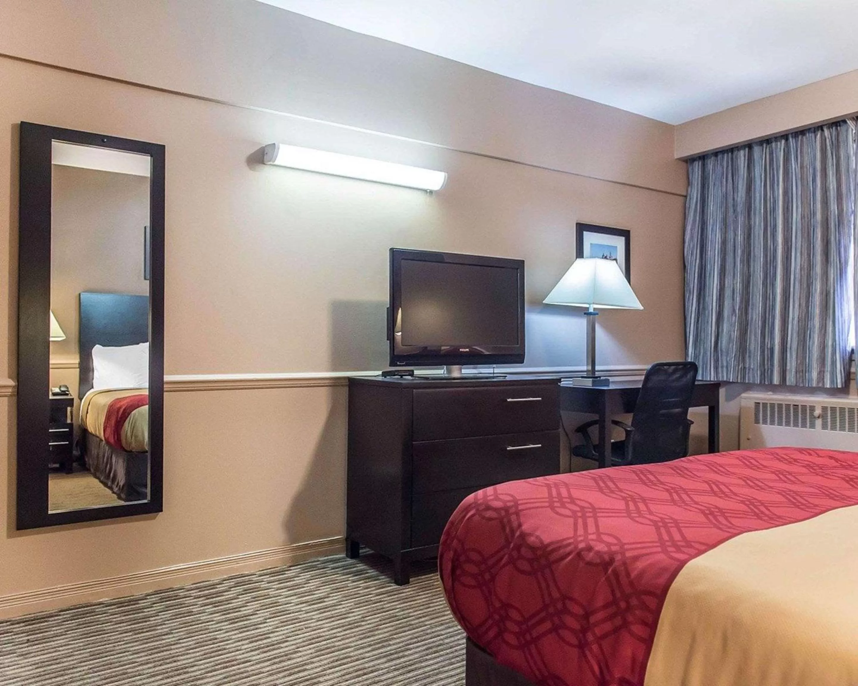 TV and multimedia, Bed in Econo Lodge Downtown