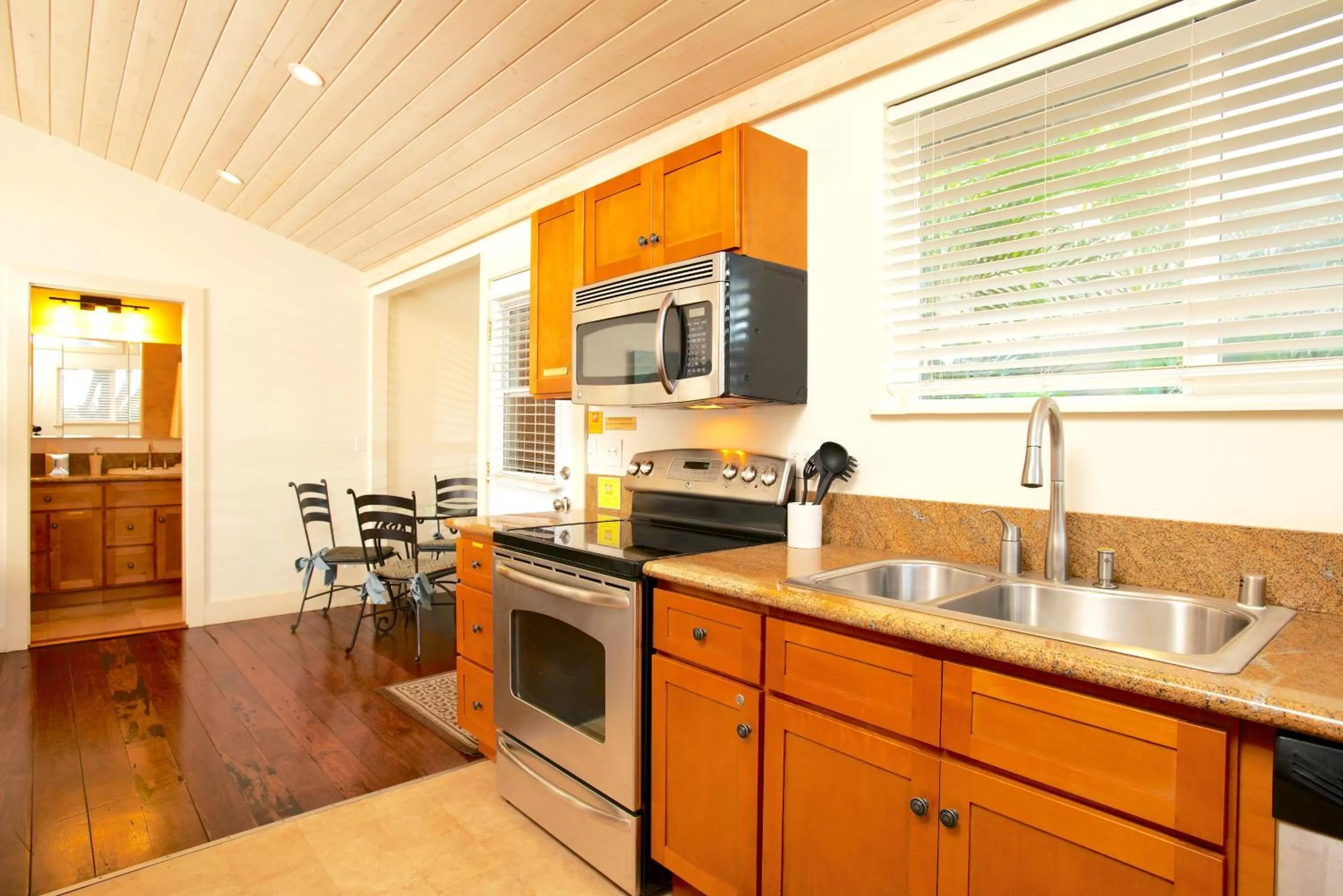 Kitchen or kitchenette in Paia Inn