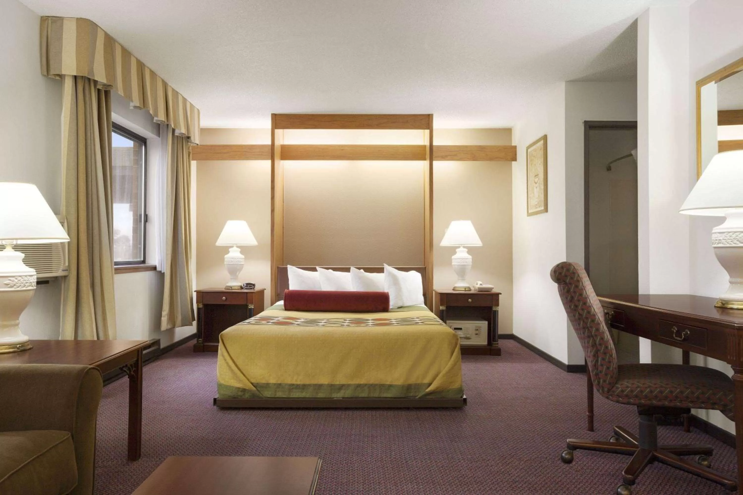 Bed in Super 8 by Wyndham Milwaukee Airport