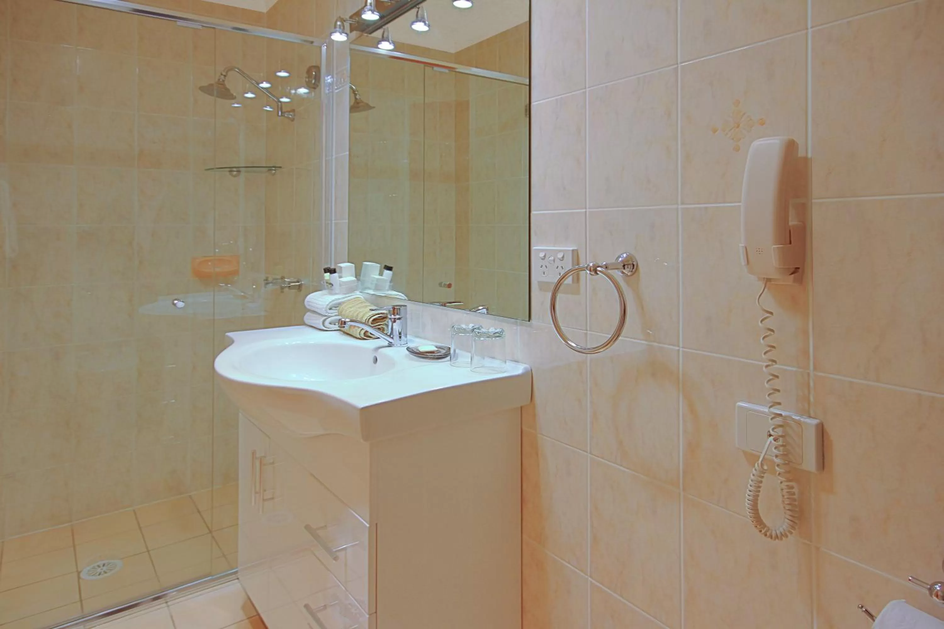 Bathroom in Oasis Inn Ulladulla - Welcoming Guests 18 Years and Older