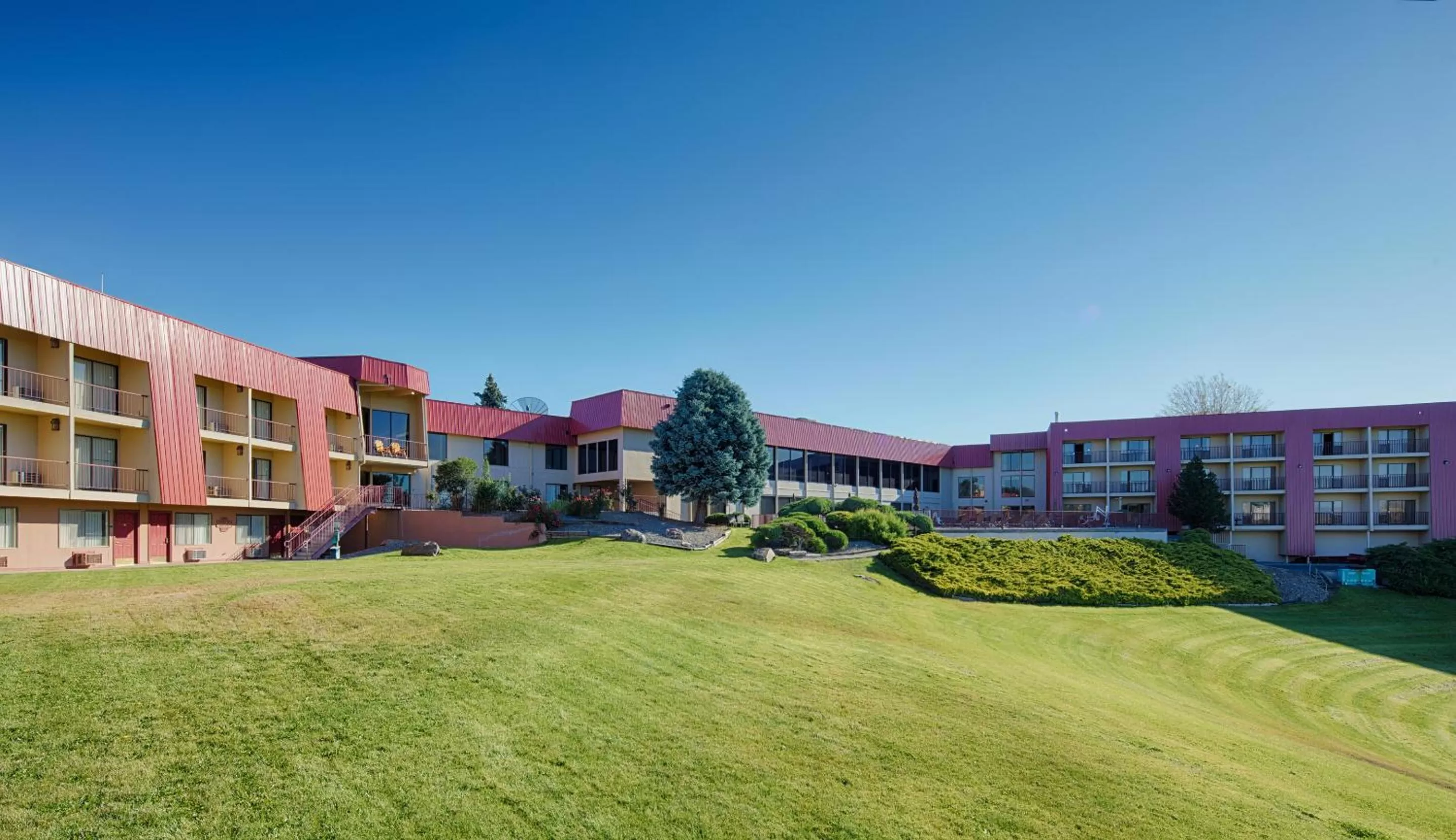 Property building in Red Lion Hotel Pendleton