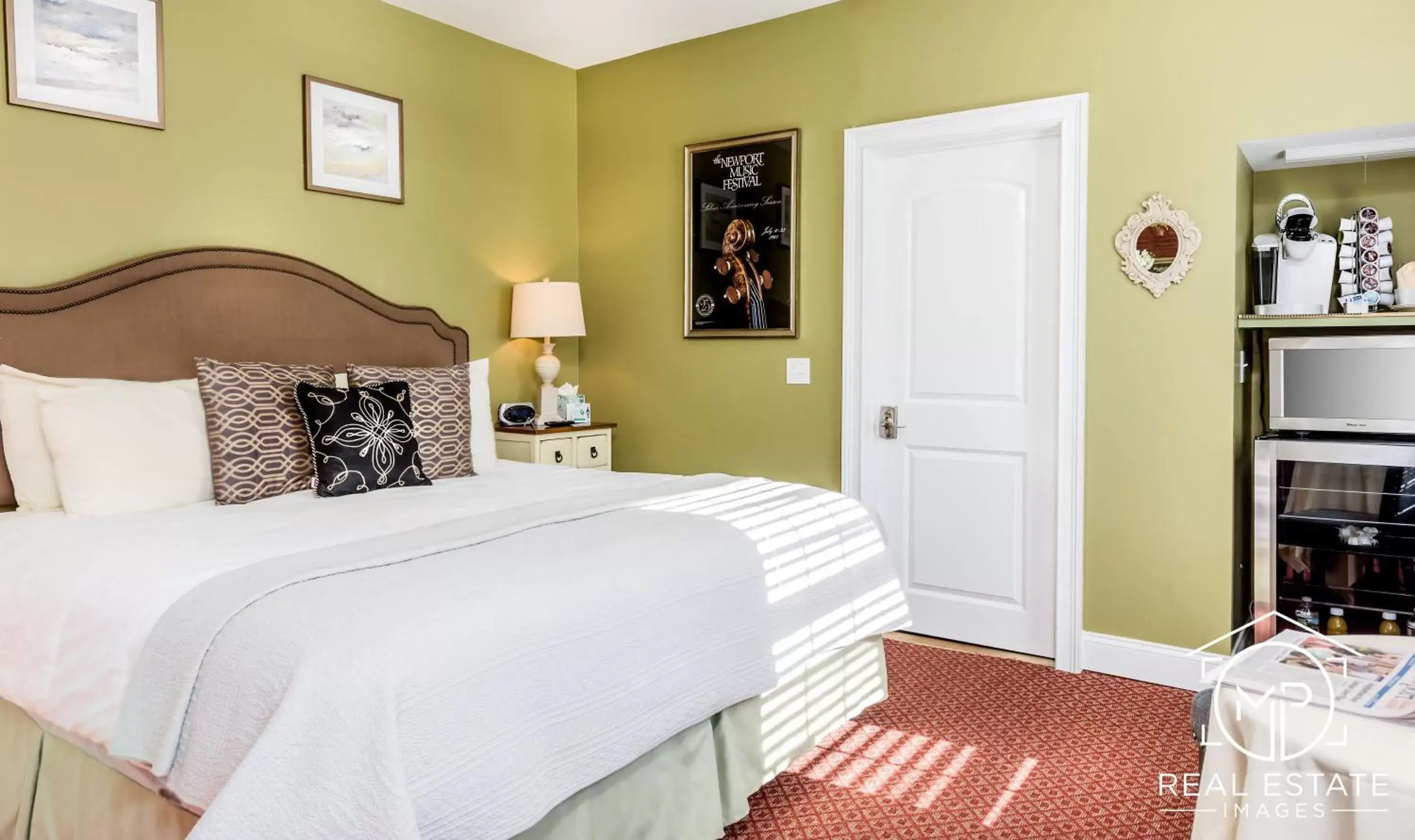 Room 8 - Superior King Bed - Syrah Room in Bouchard Restaurant & Inn Room 8 - Superior King Bed - Syrah Room in Bouchard Restaurant & Inn