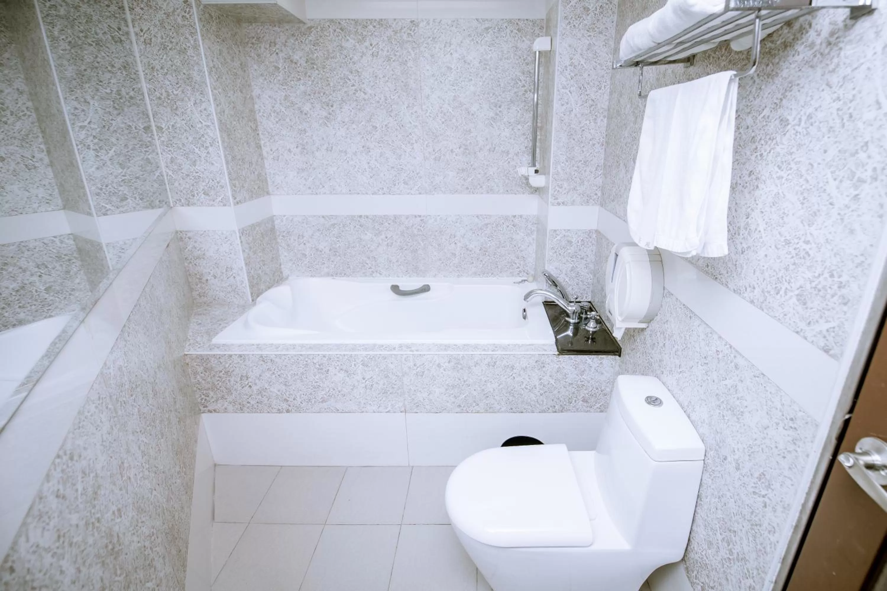 Shower in Guide Hotel Taipei Xinyi