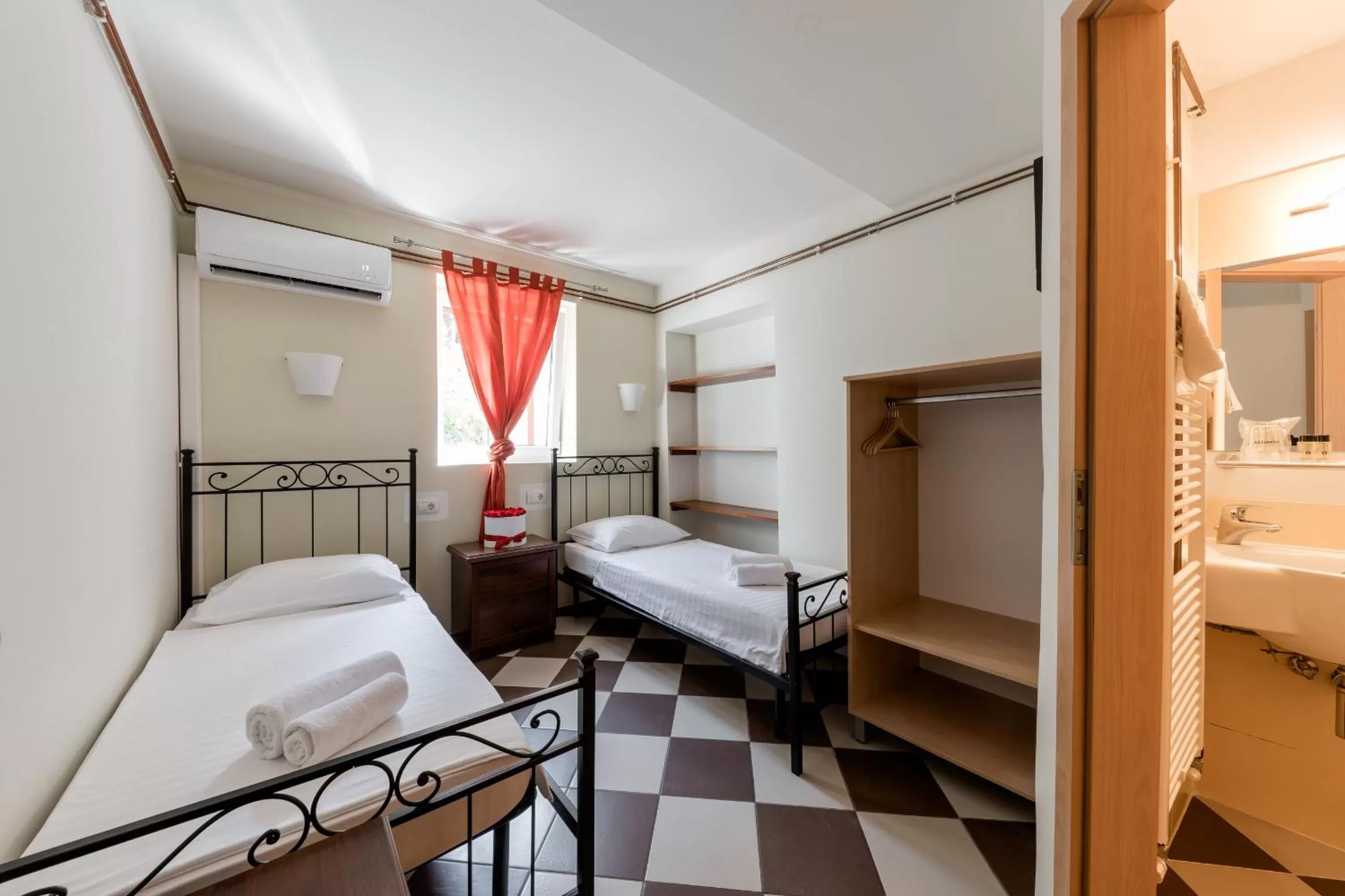 Photo of the whole room, Bed in B&B Miracolo di Mare Retro