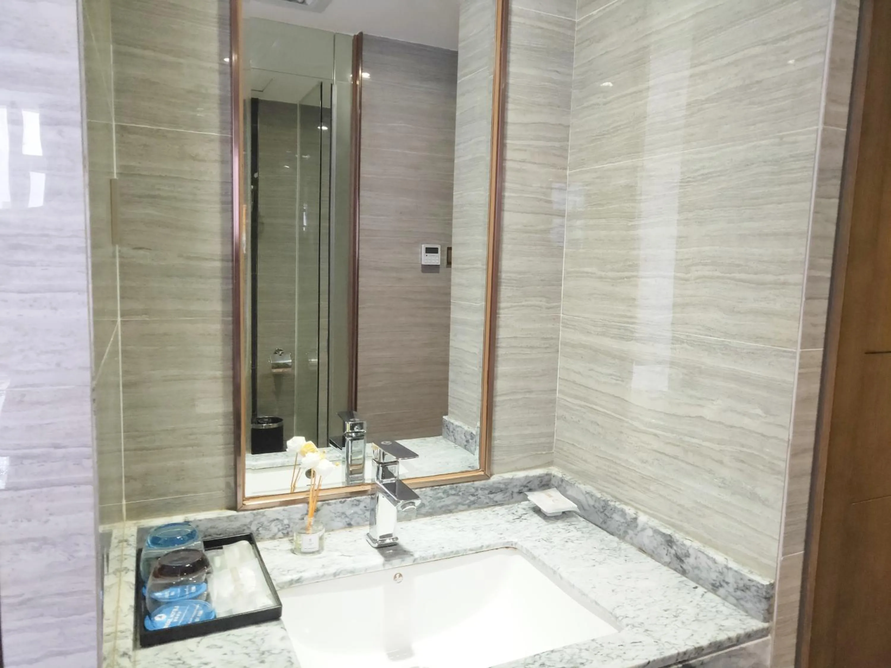 Bathroom in INSAIL Hotel (Shenzhen Dongmen Branch)