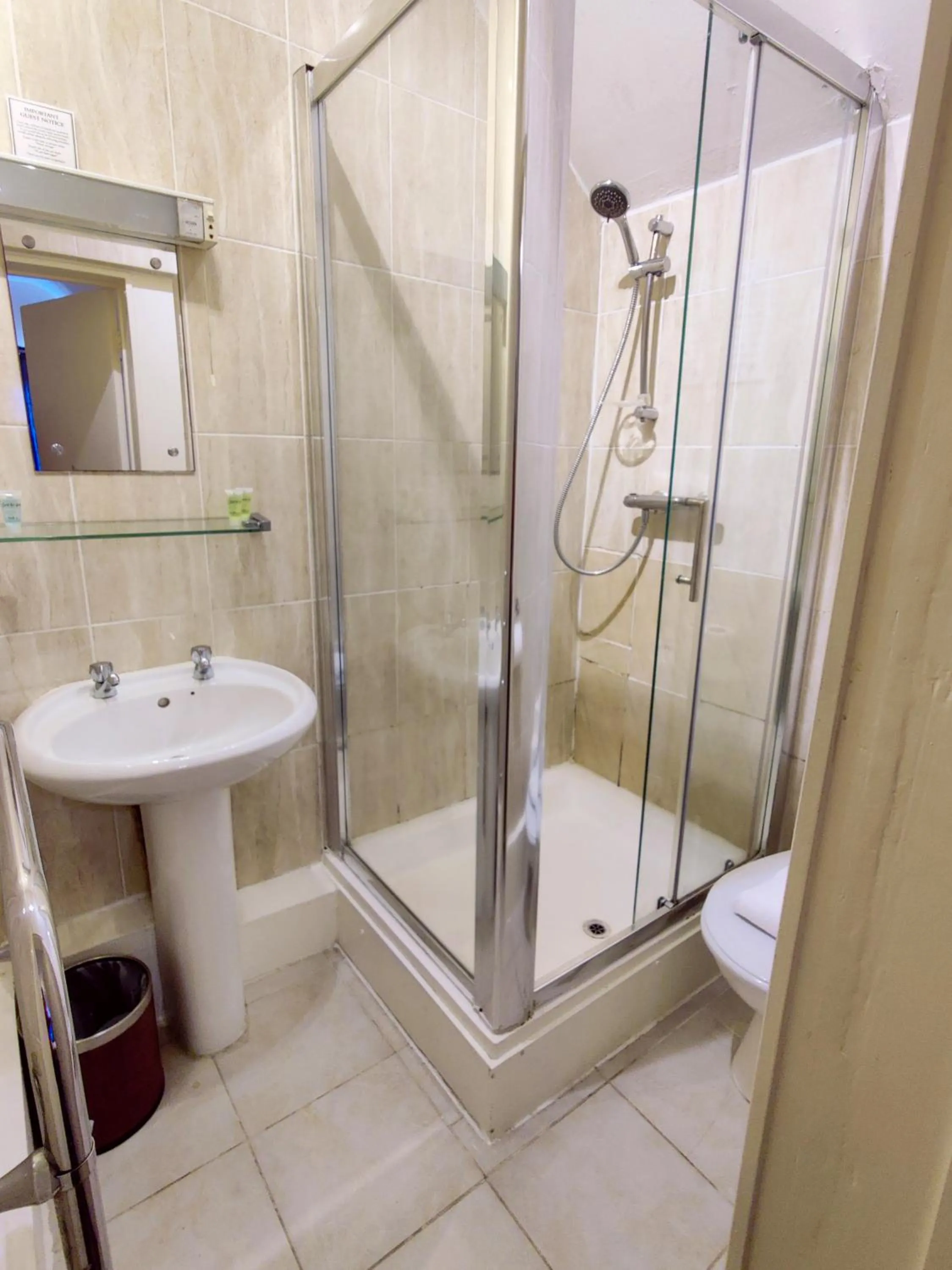 Bathroom in Wentworth House - Free Parking
