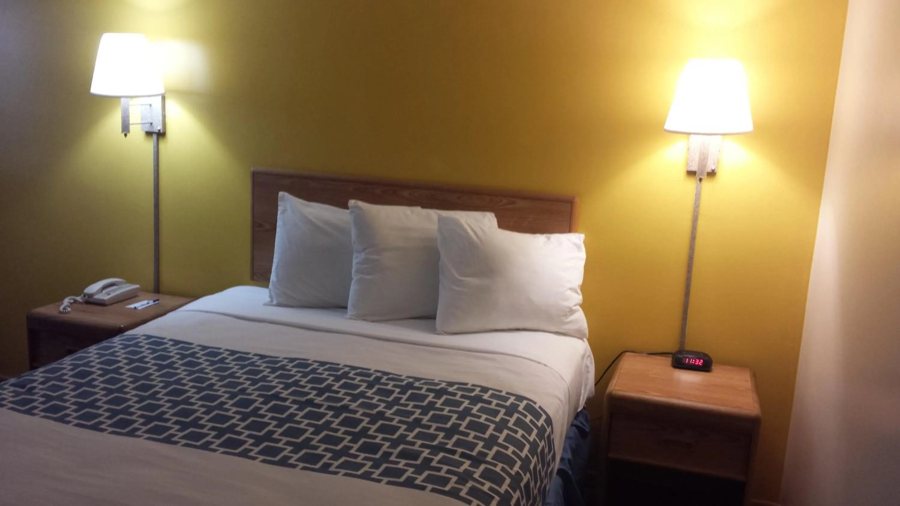 Queen Room - Smoking in Rodeway Inn & Suites Austin I-90