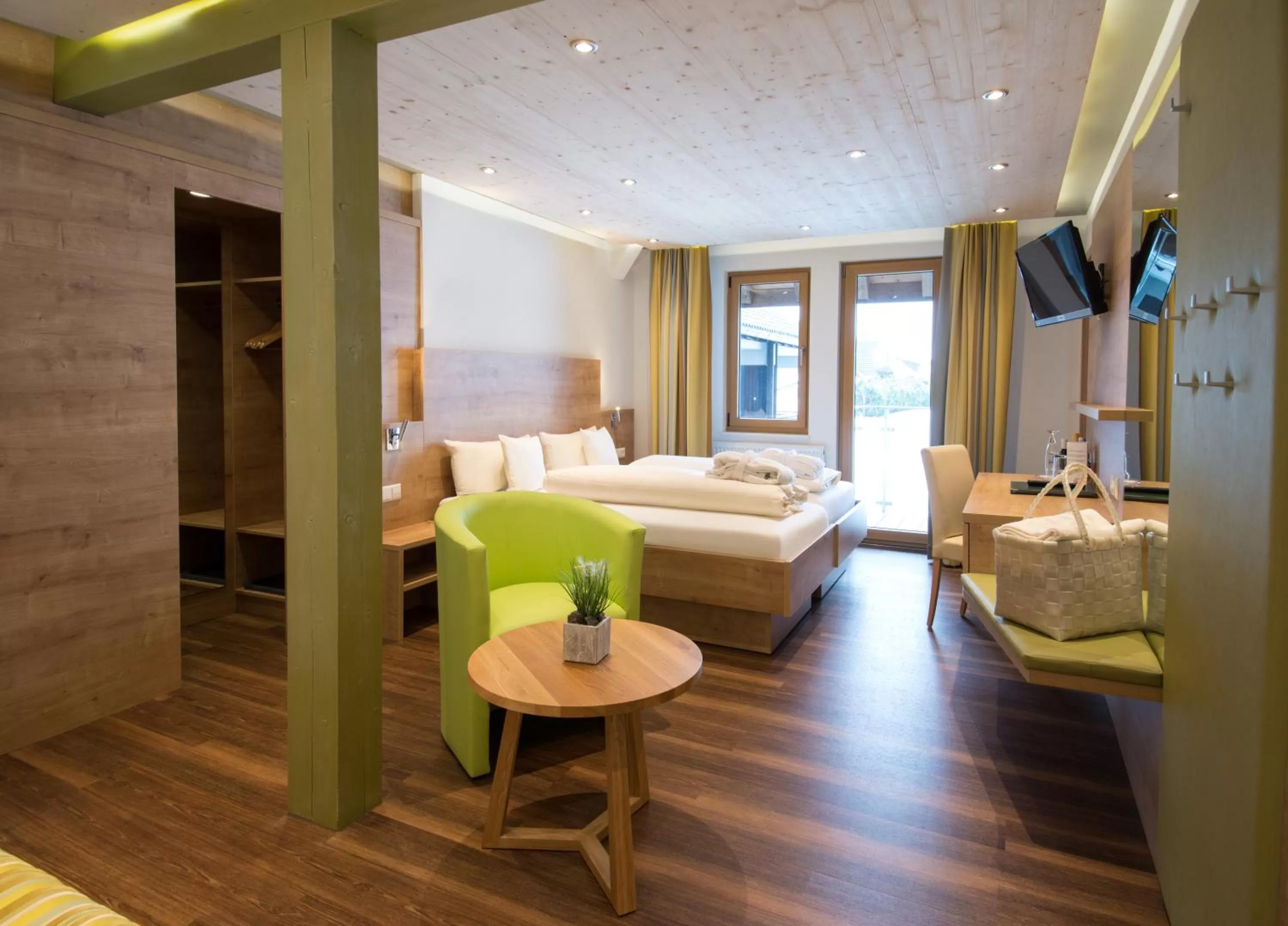 Living room, Bed in Wellnesshotel Sonnenhof & Sonnhalde