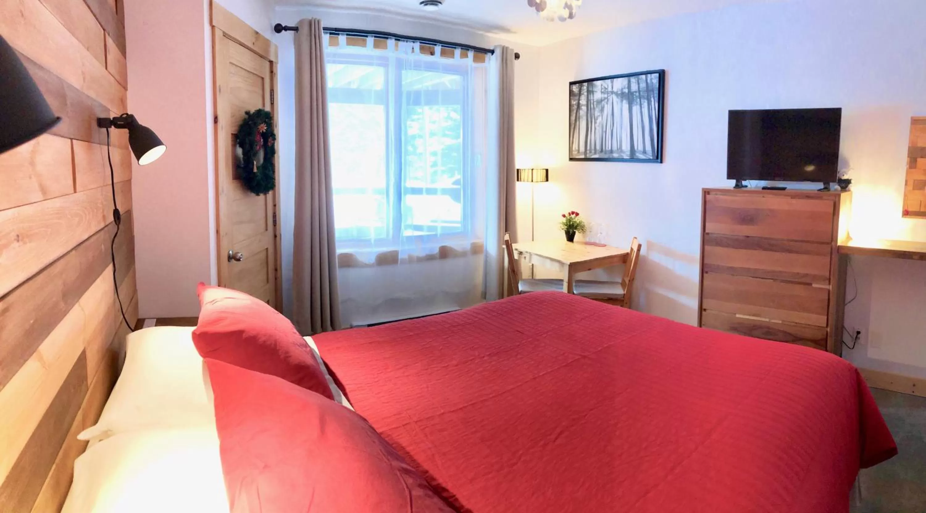 Shower, Bed in Le Domaine du Lac Saint Charles