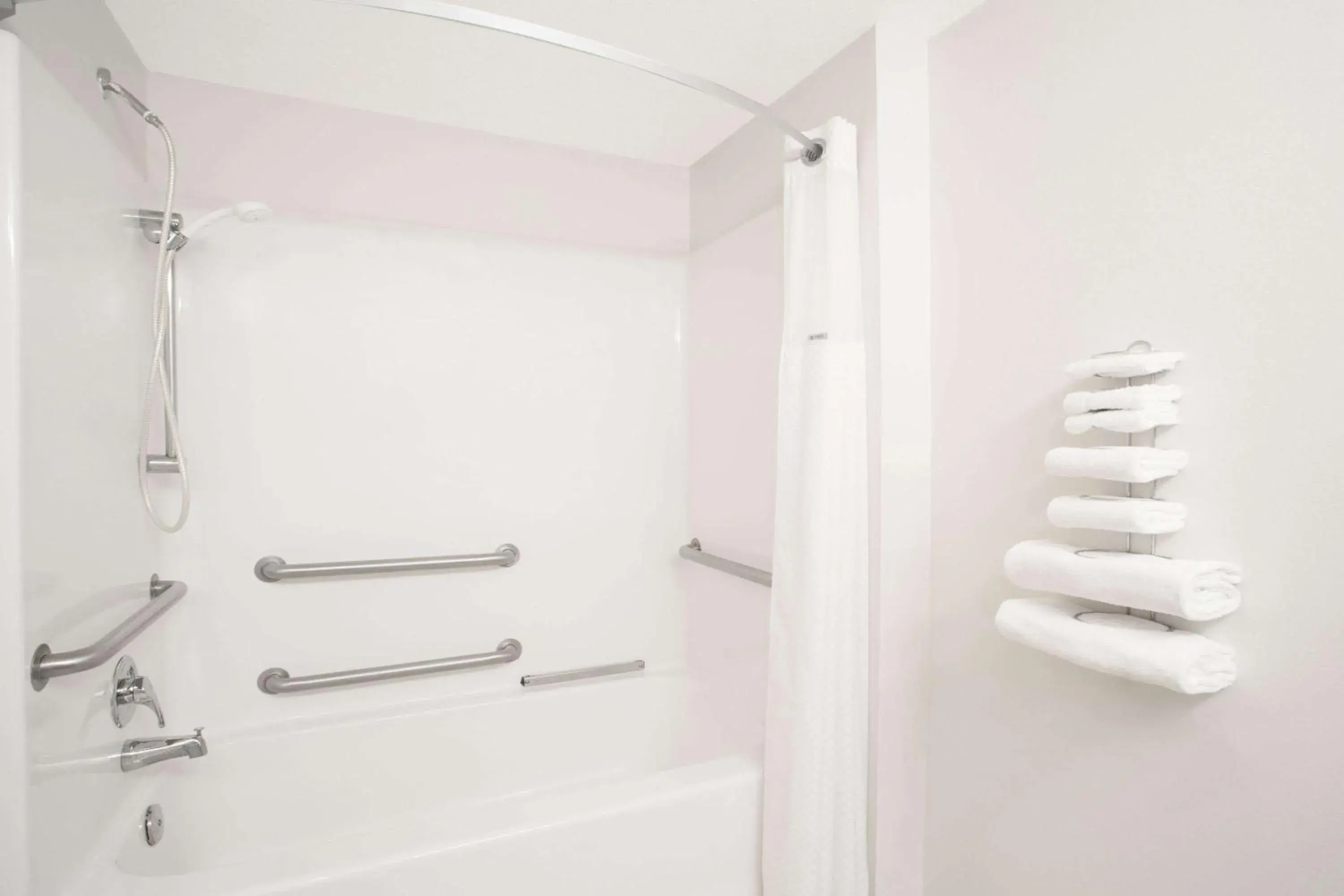 Queen Room - Disability Access - Non-Smoking in Days Inn by Wyndham Custer Queen Room - Disability Access - Non-Smoking in Days Inn by Wyndham Custer