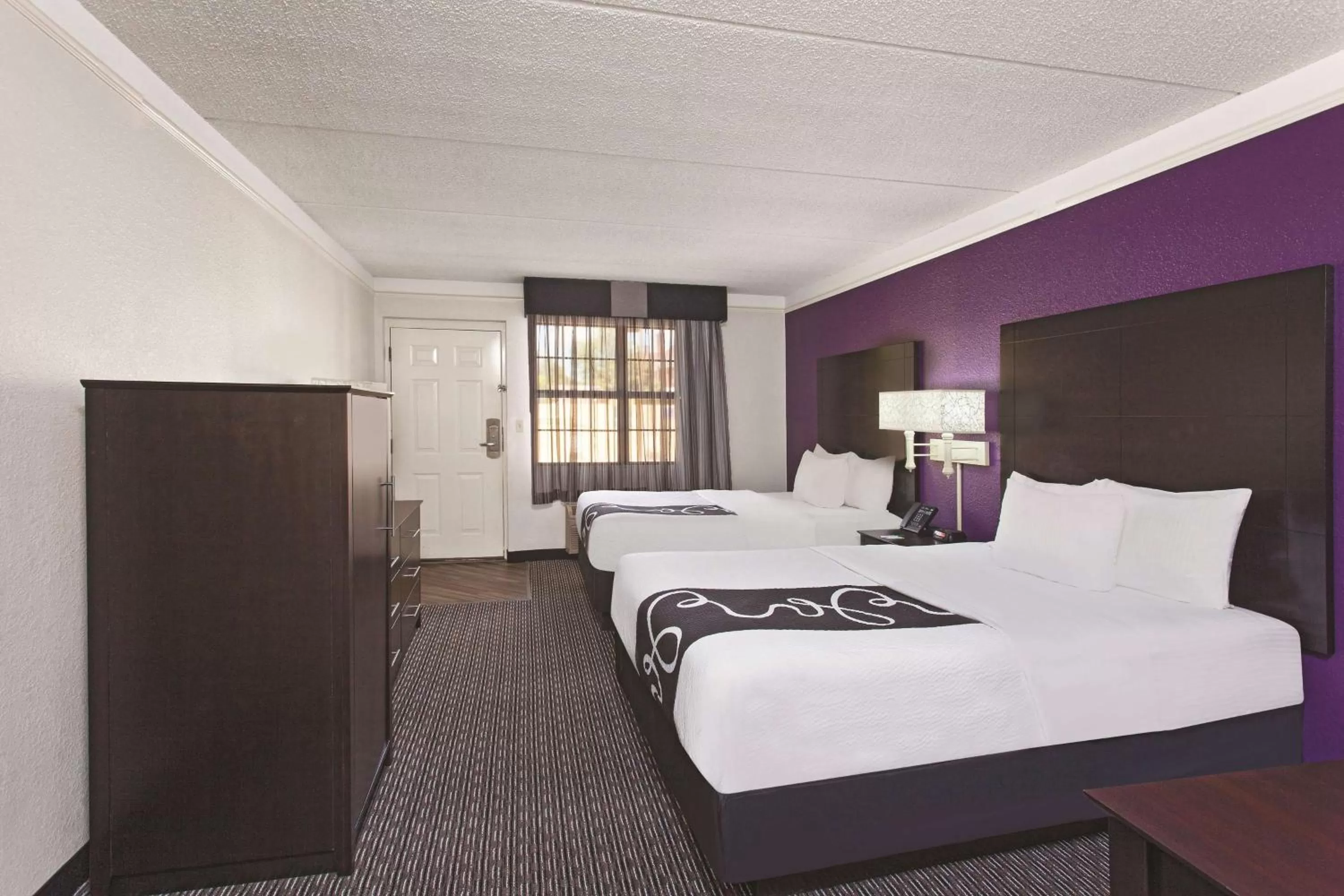 Photo of the whole room, Bed in La Quinta Inn by Wyndham Fresno Yosemite