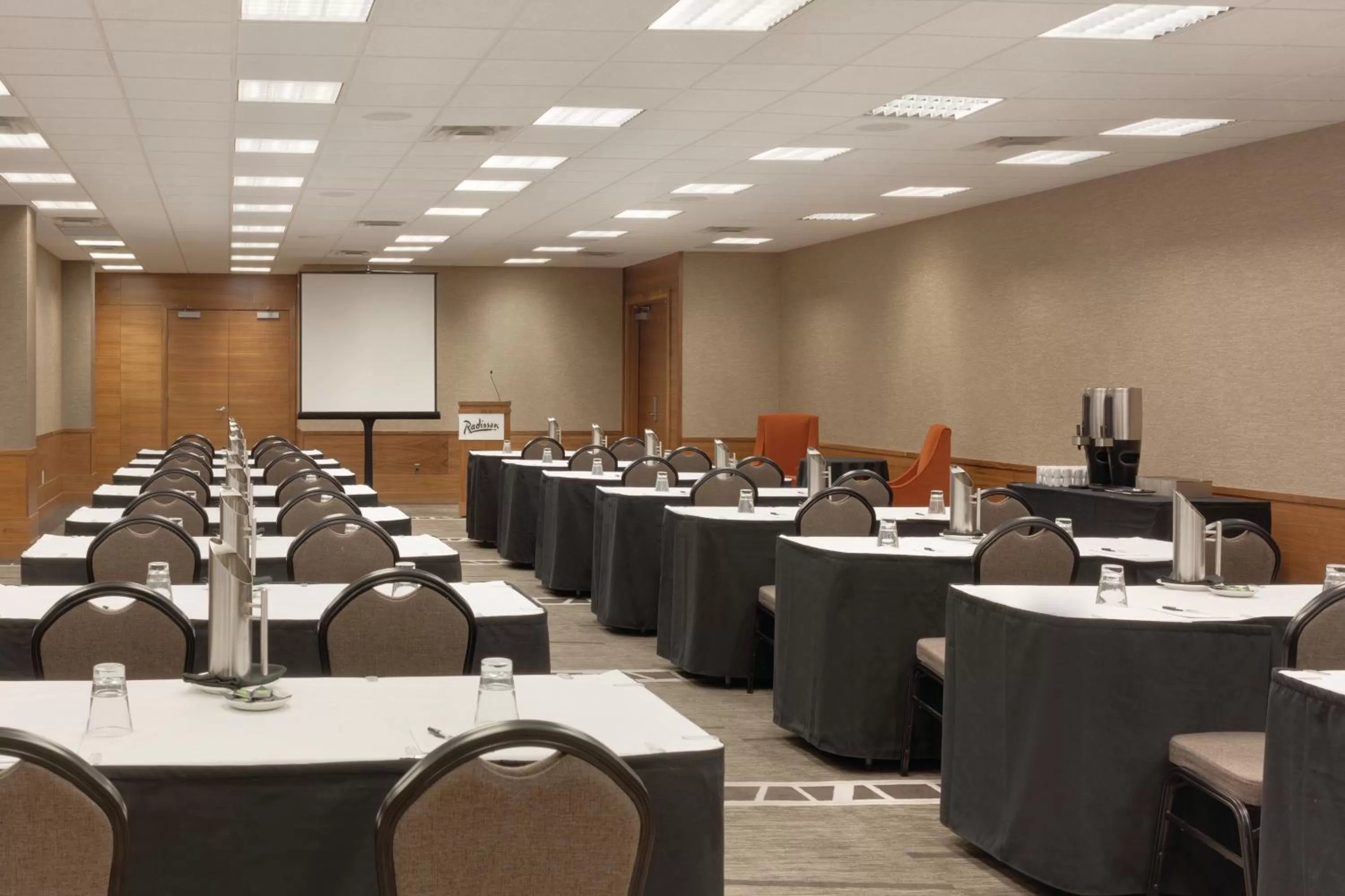 Business facilities in Radisson Hotel & Conference Centre Calgary Airport