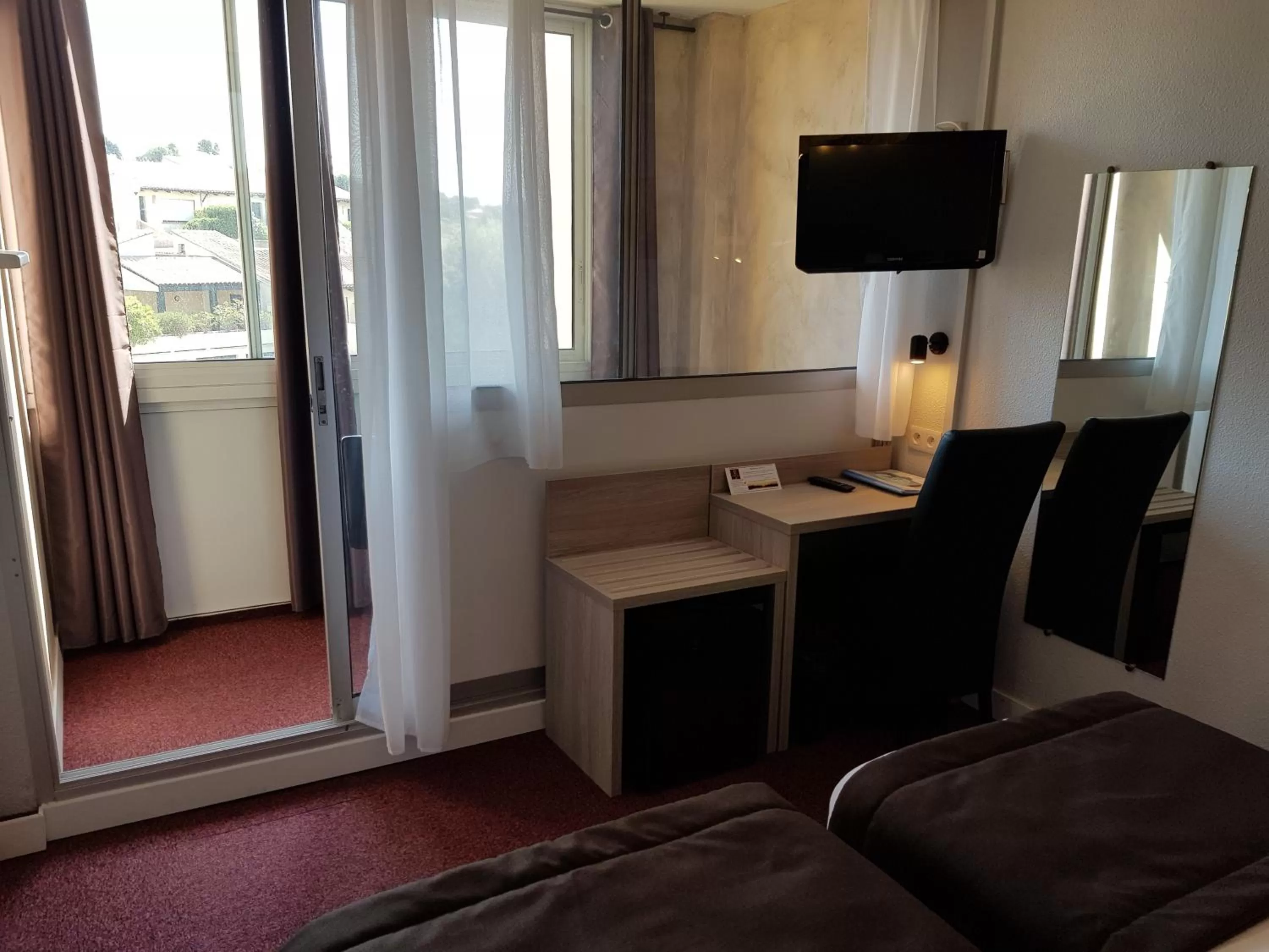 Photo of the whole room in Hôtel Port Beach