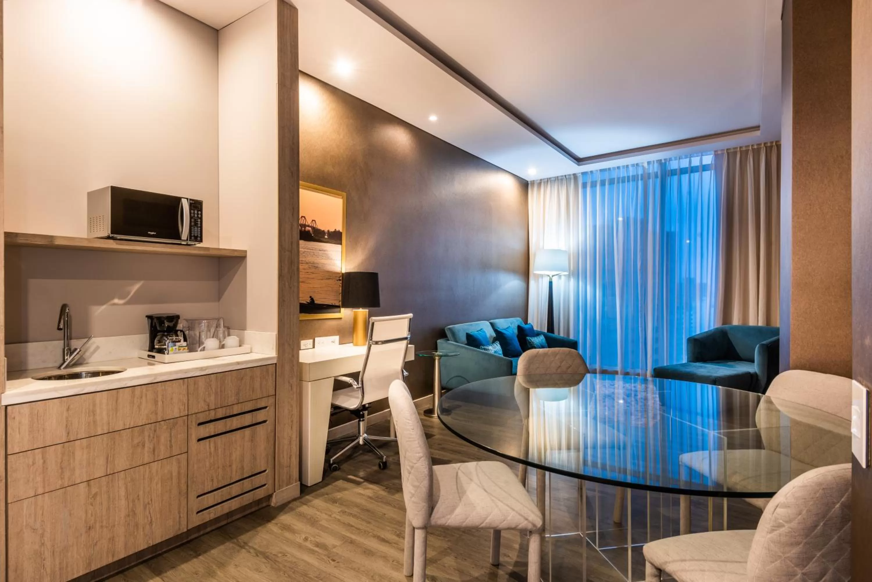 Dining area in Crowne Plaza Barranquilla by IHG