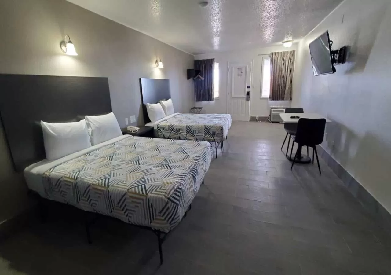 Bedroom, Bed in Studio 6 Branson West MO Silver Dollar City