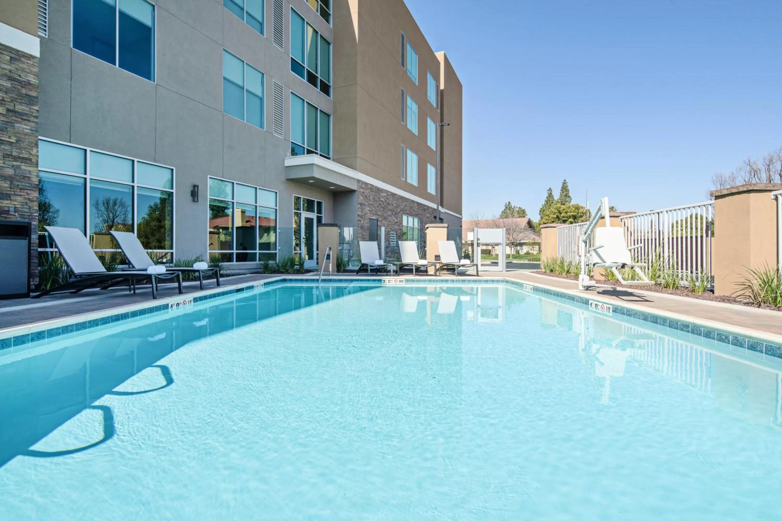 Swimming pool in Hyatt Place Bakersfield