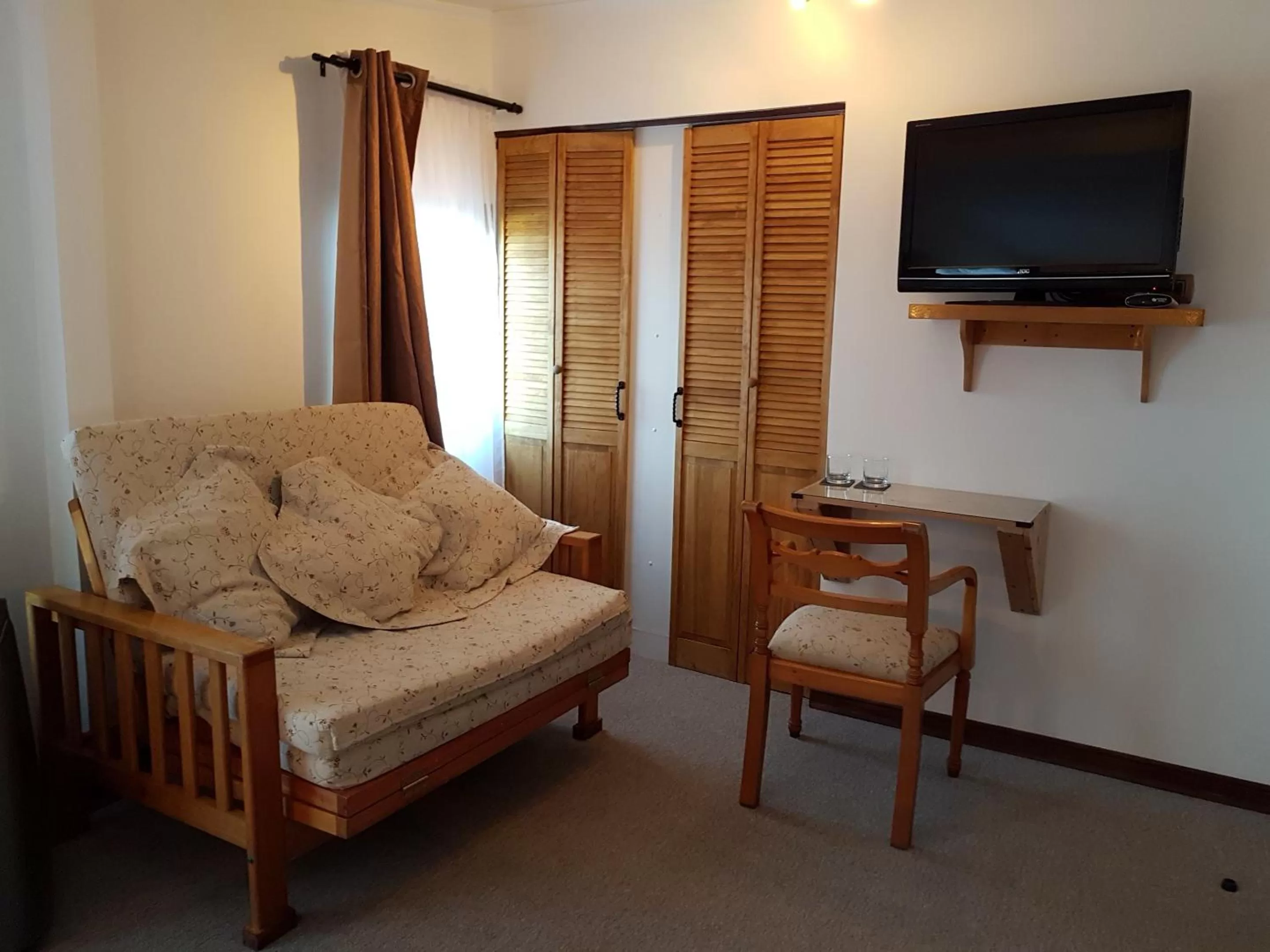 Bed, TV/Entertainment Center in Hotel Tehuelche Natura