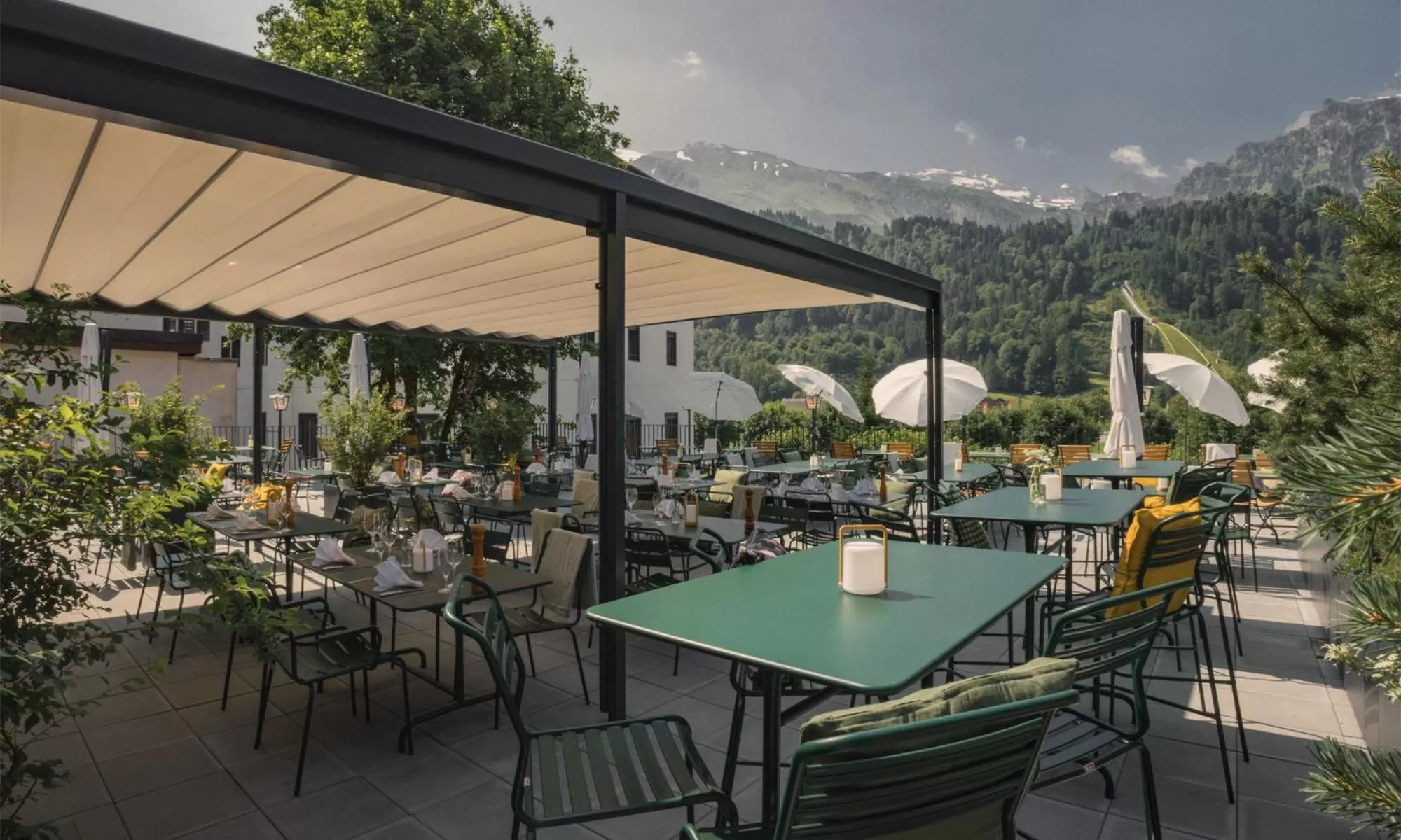 Restaurant/places to eat in Alpenclub