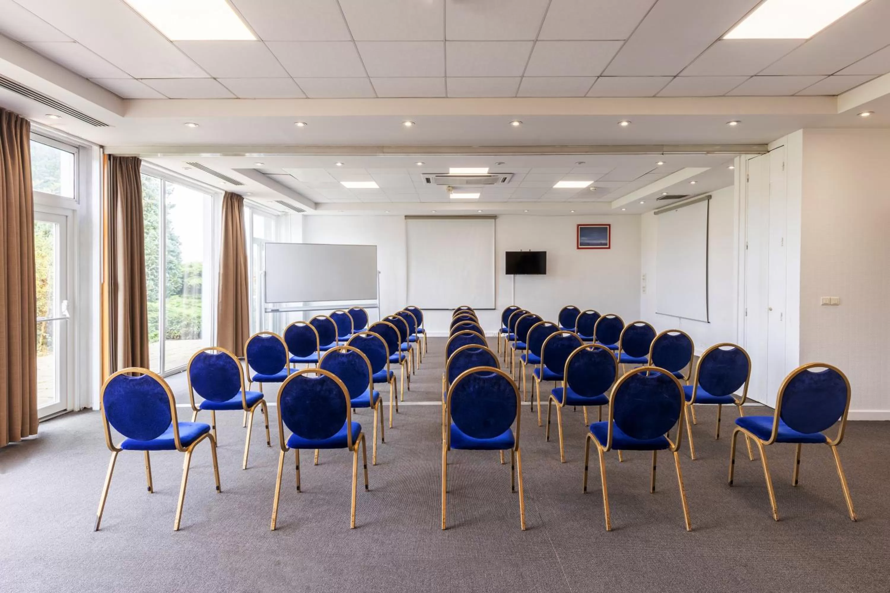 Property building in Best Western Hotel du Lac Dunkerque- Restaurant ouvert 7/7 midi et soir