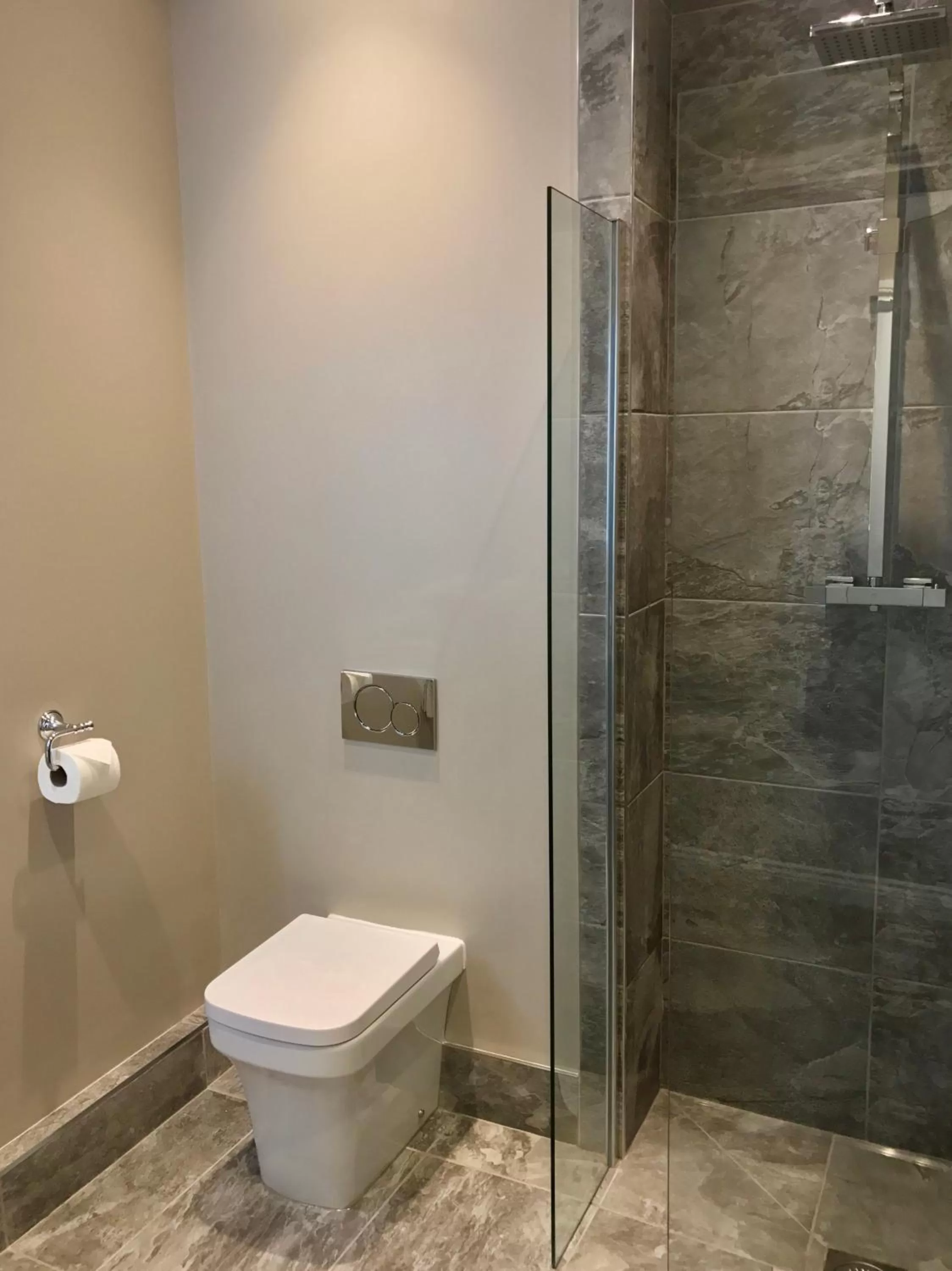 Bathroom in The Raven Hotel