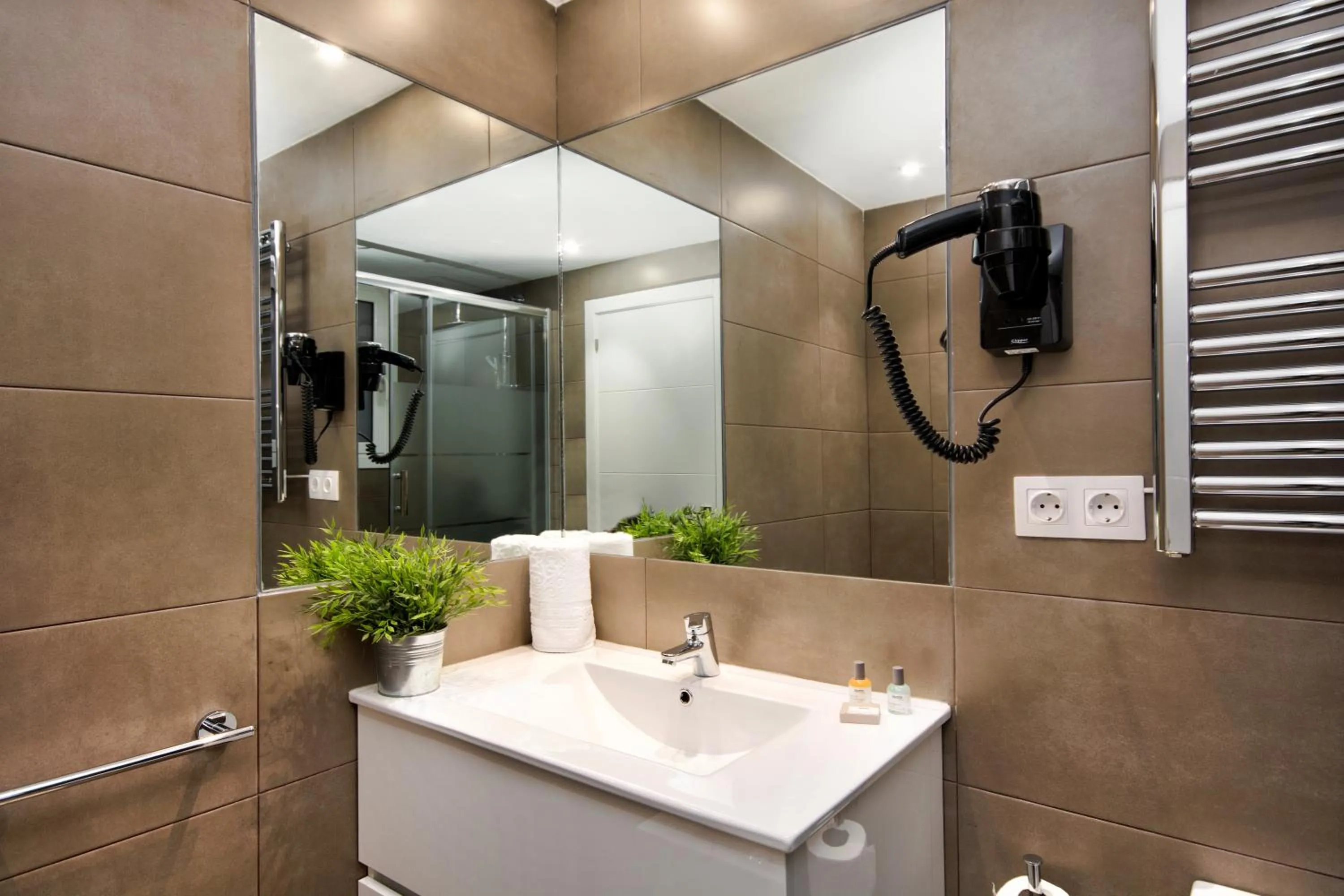 Bathroom in Eixample Building Apartments by Mercedes Heritage