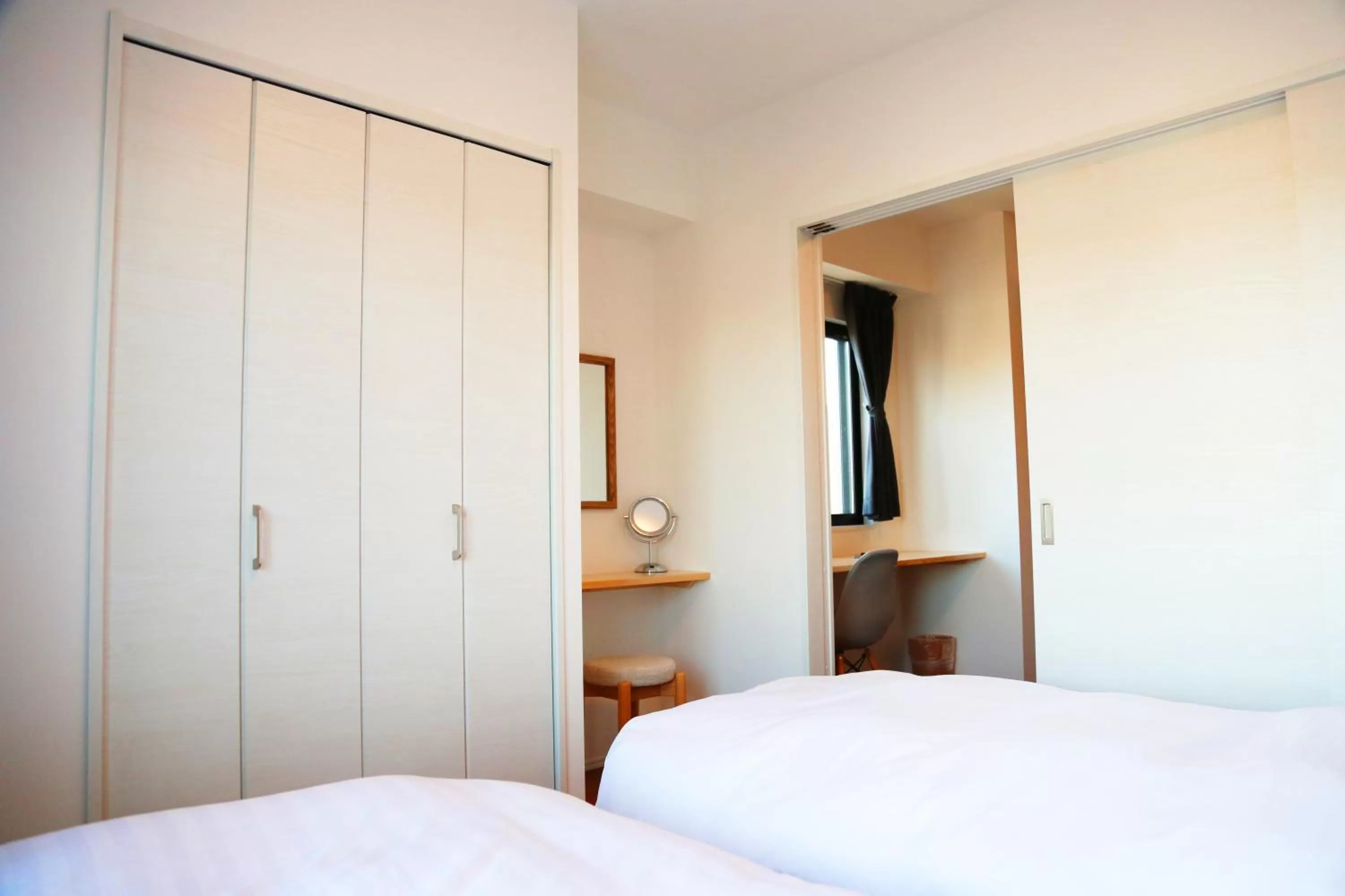 Bedroom, Bed in Yoshitsuki kaku - Yoshitsuki Apart Hotel