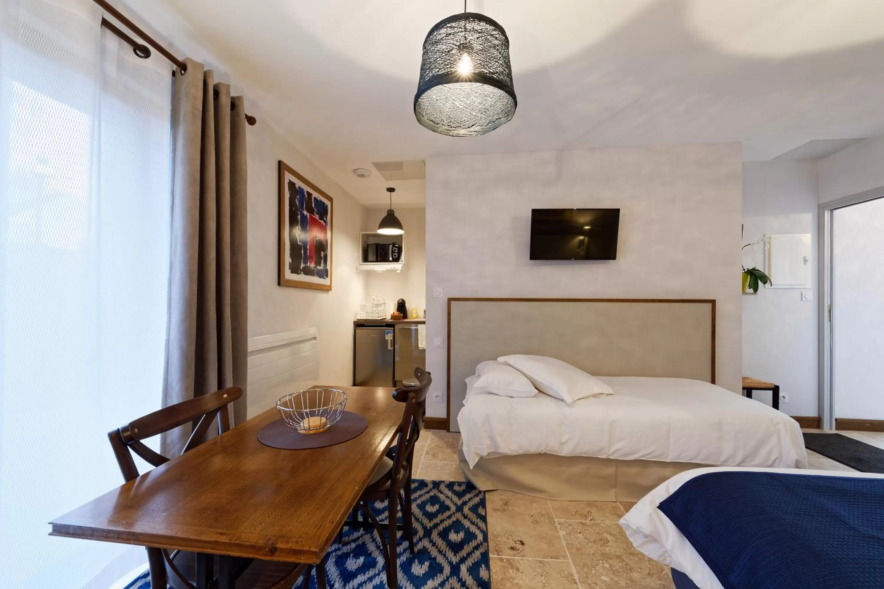 Kitchen or kitchenette, Bed in Pied à Terre Autun