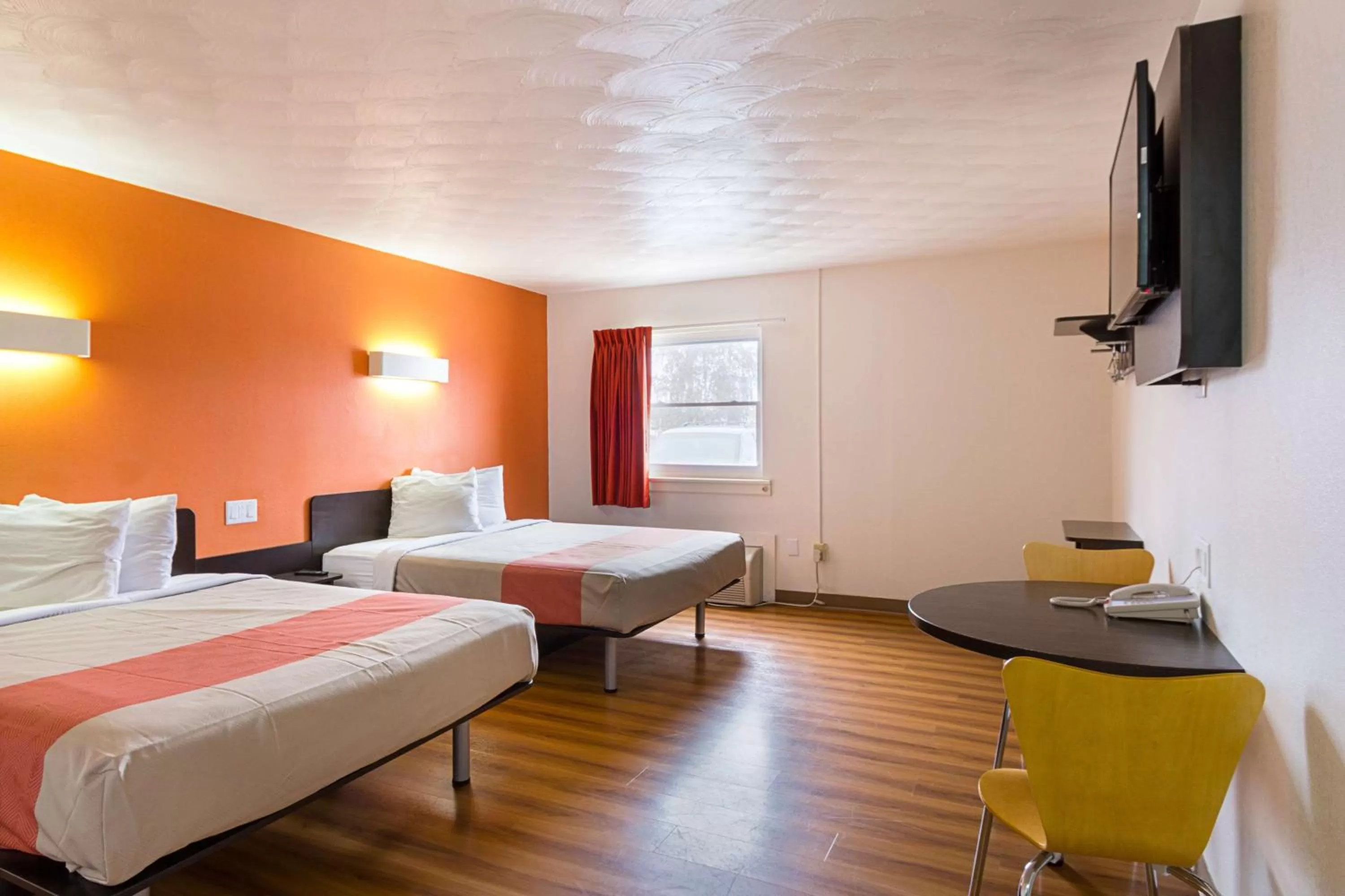 TV and multimedia, Bed in Motel 6-Sidney, OH