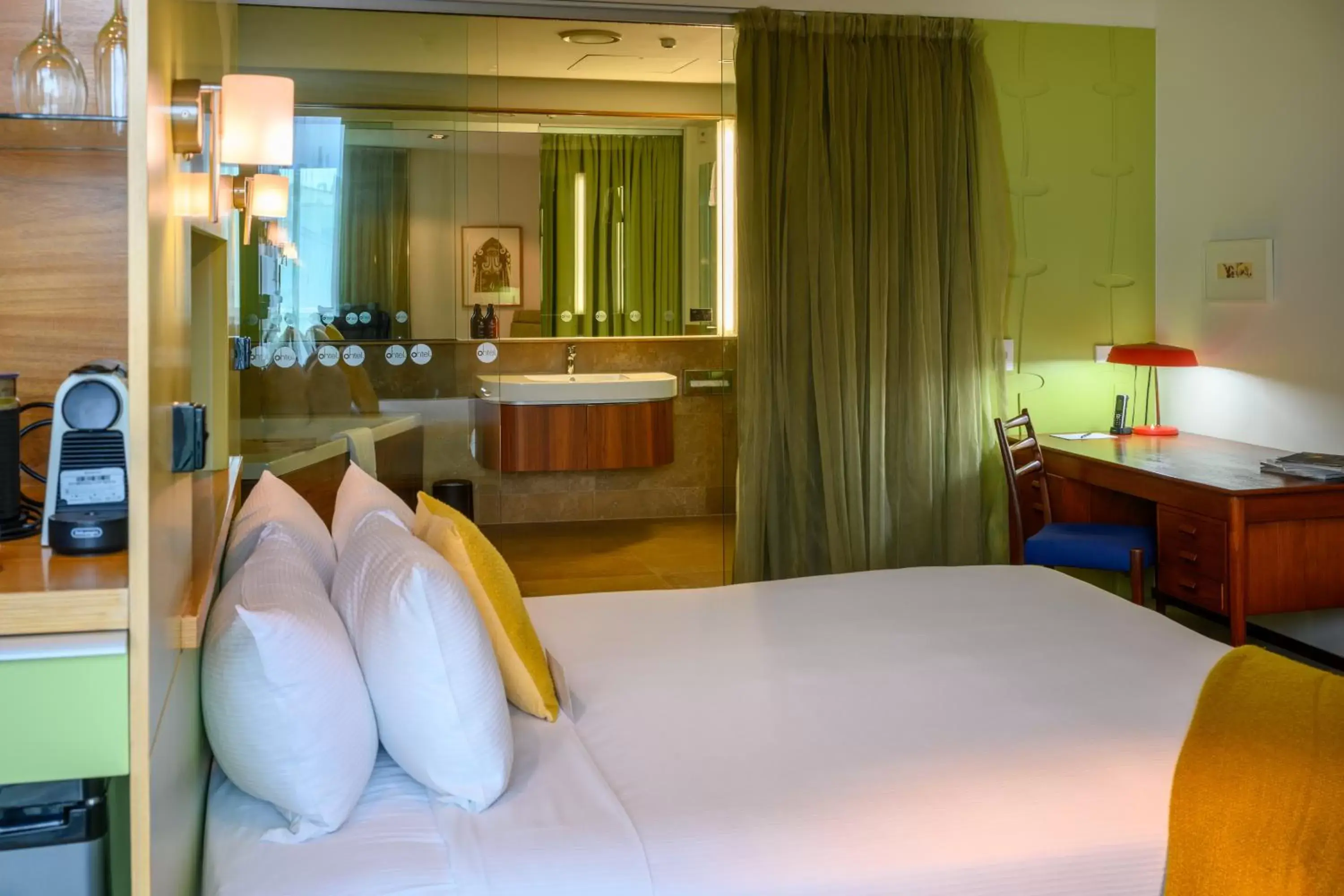 Deluxe King Room with Bath in Ohtel Wellington Deluxe King Room with Bath in Ohtel Wellington