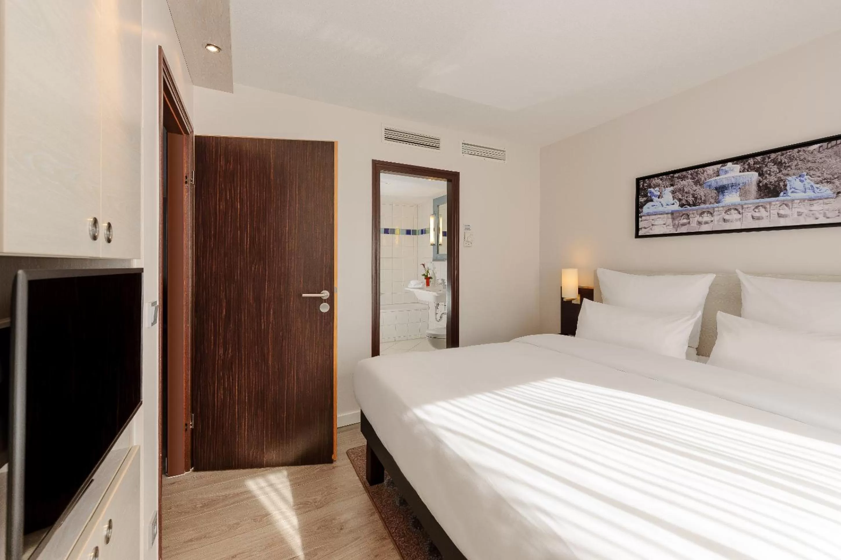 Photo of the whole room, Bed in Mercure Hotel München Süd Messe