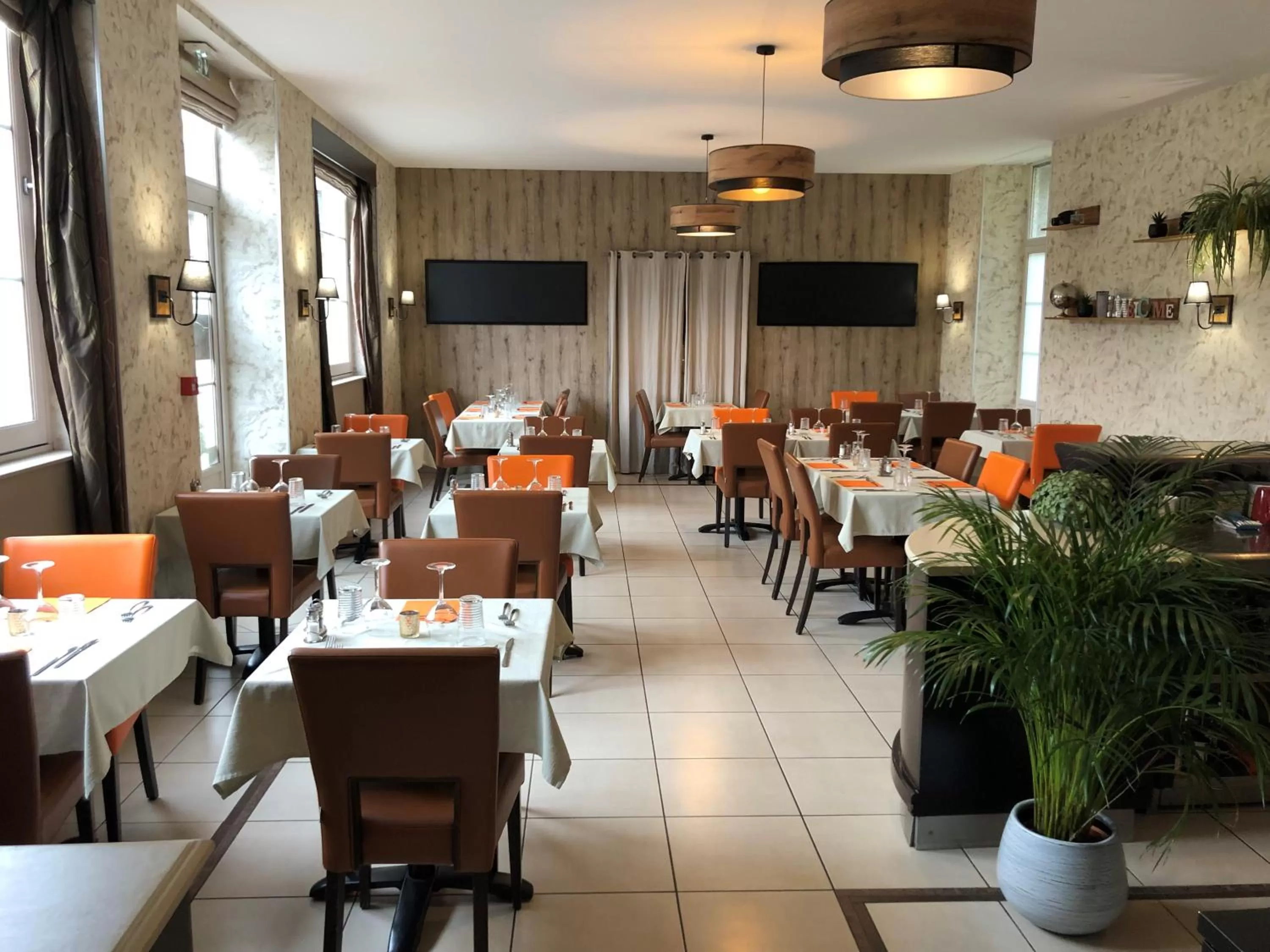 Restaurant/places to eat in Logis Hotel Beaudon