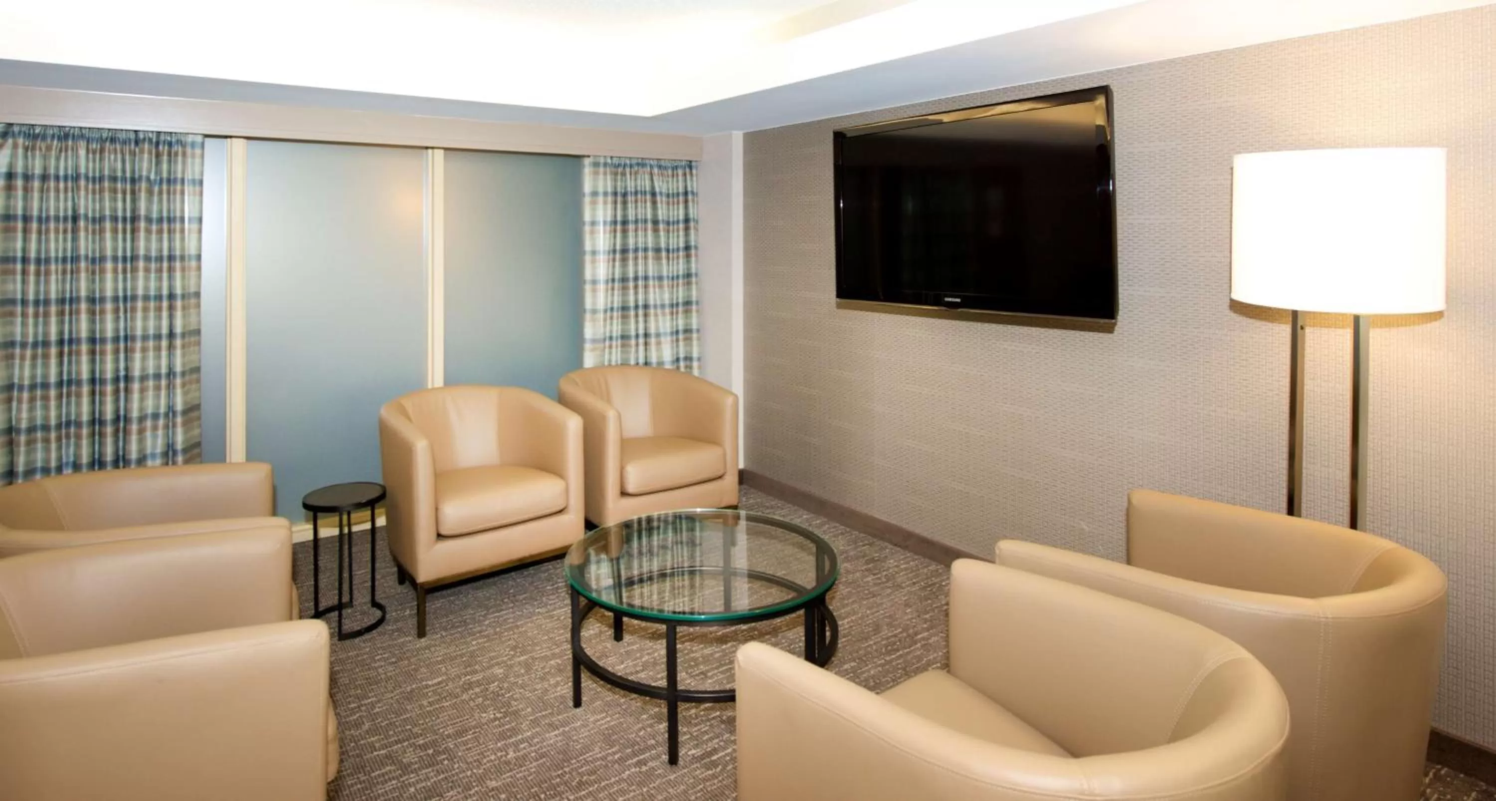 Living room in Embassy Suites by Hilton Seattle North Lynnwood