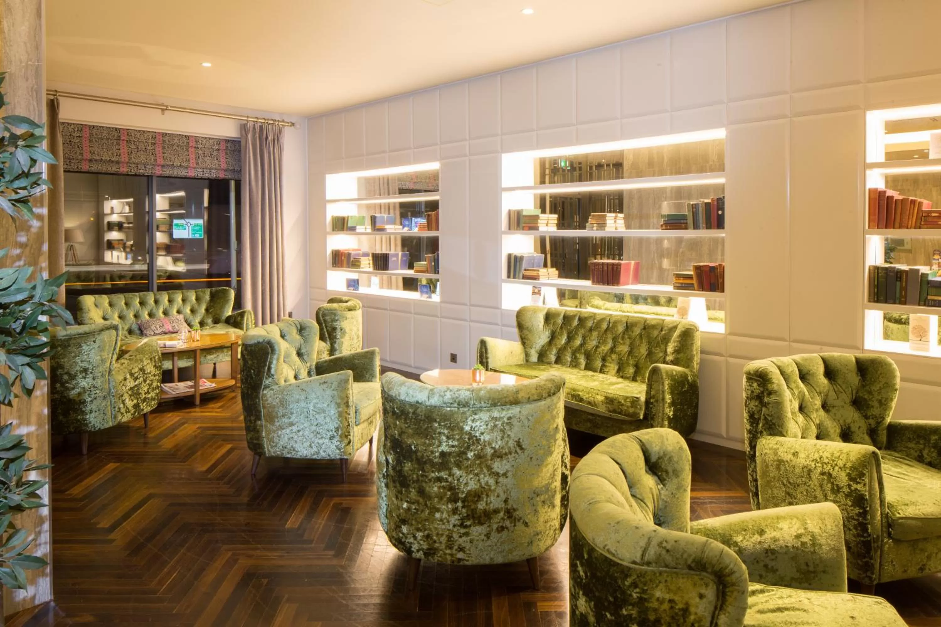 Library in Menlo Park Hotel