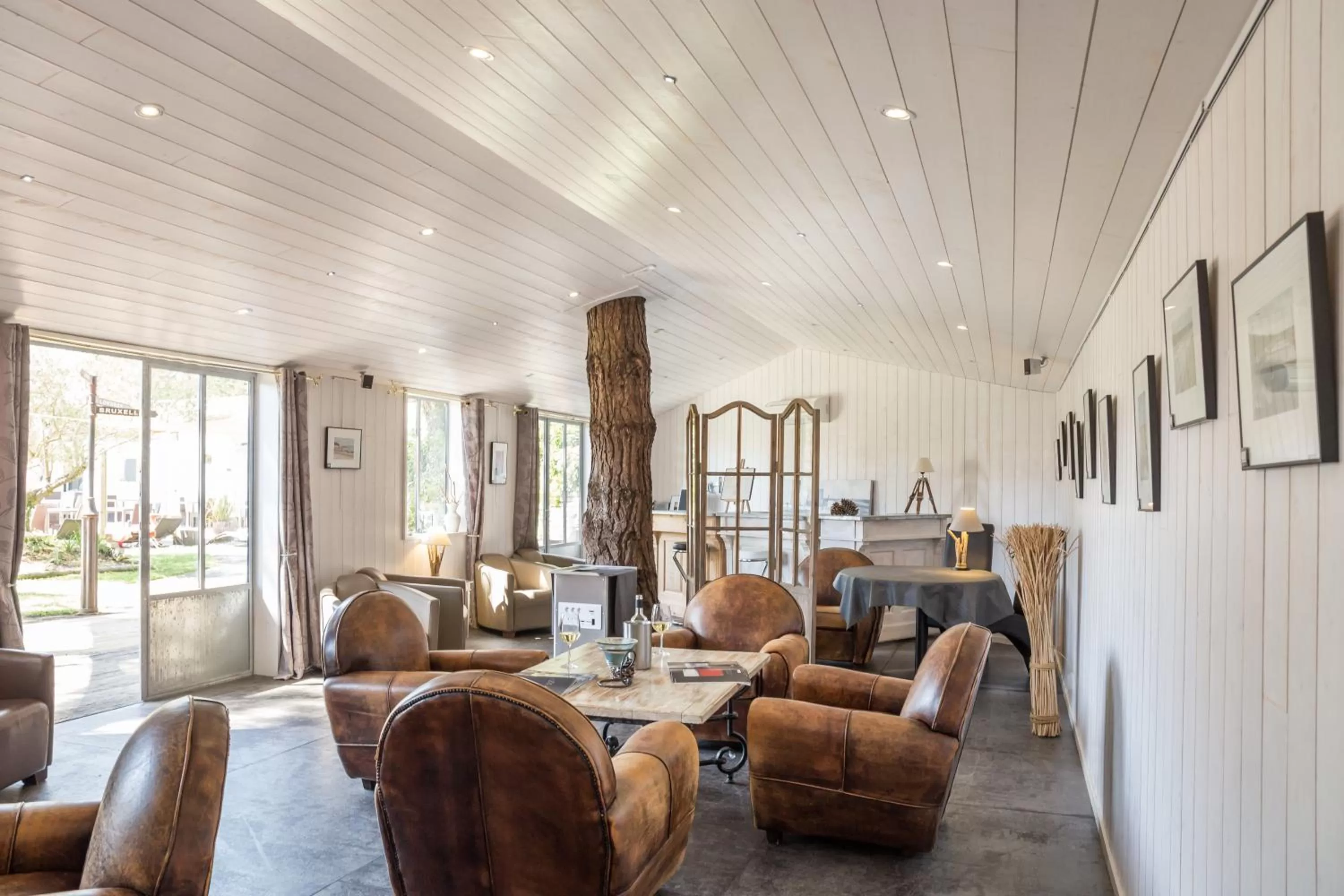 Communal lounge/ TV room in Hôtel Restaurant & Spa Plaisir