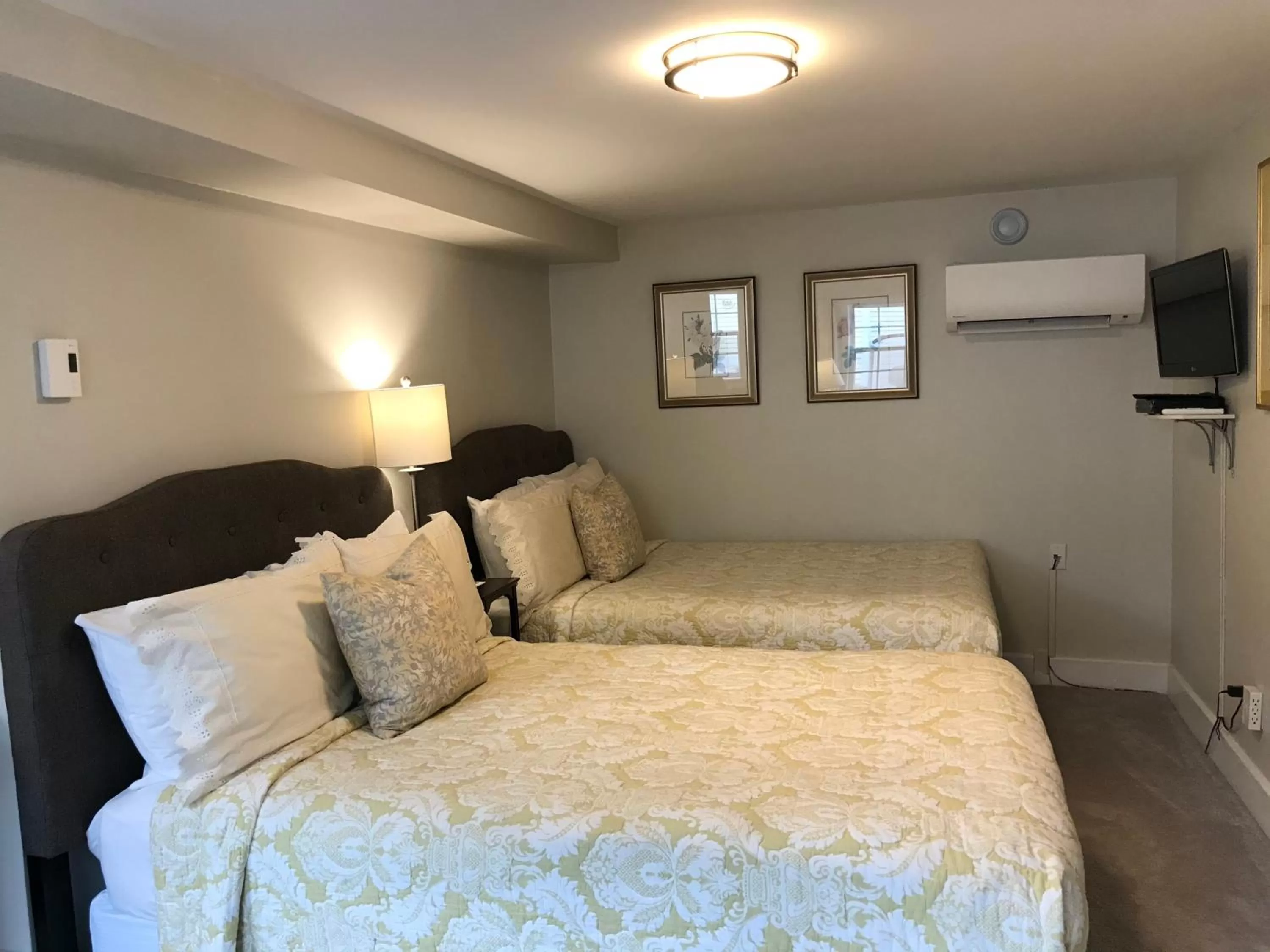 Bed in Tattingstone Inn