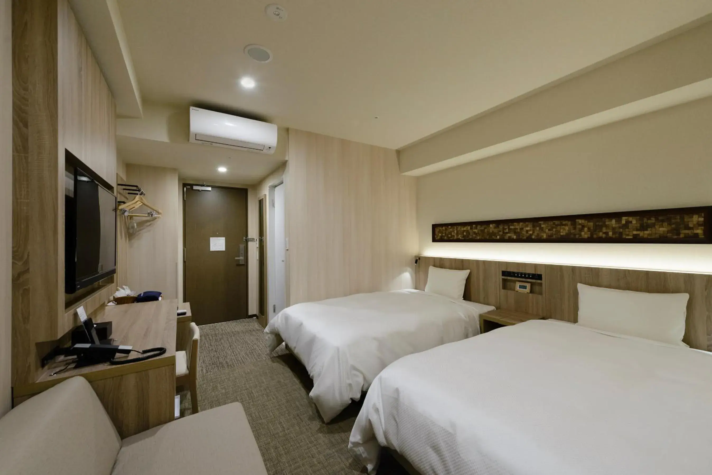 Standard Twin Room - Non-Smoking in Hotel IL FIORE Kasai Standard Twin Room - Non-Smoking in Hotel IL FIORE Kasai