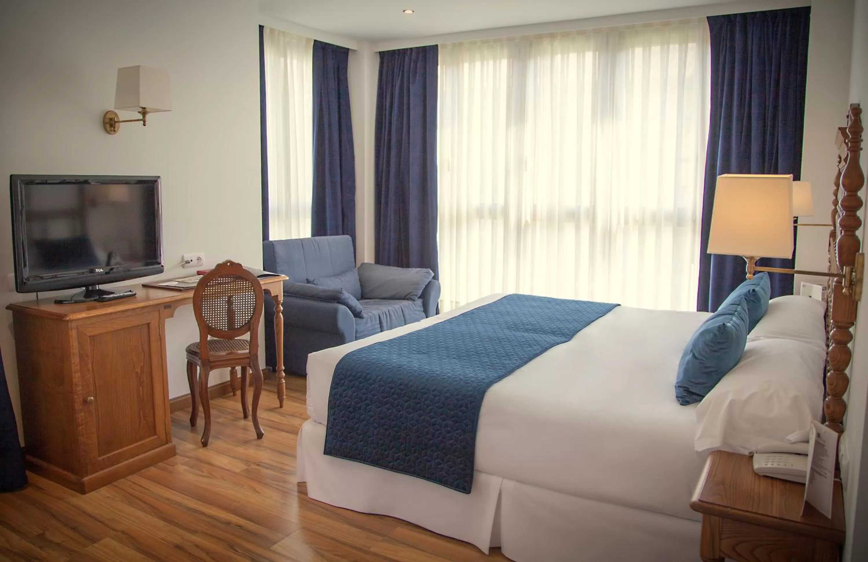 Photo of the whole room, Bed in Palacio Azcárate Hotel