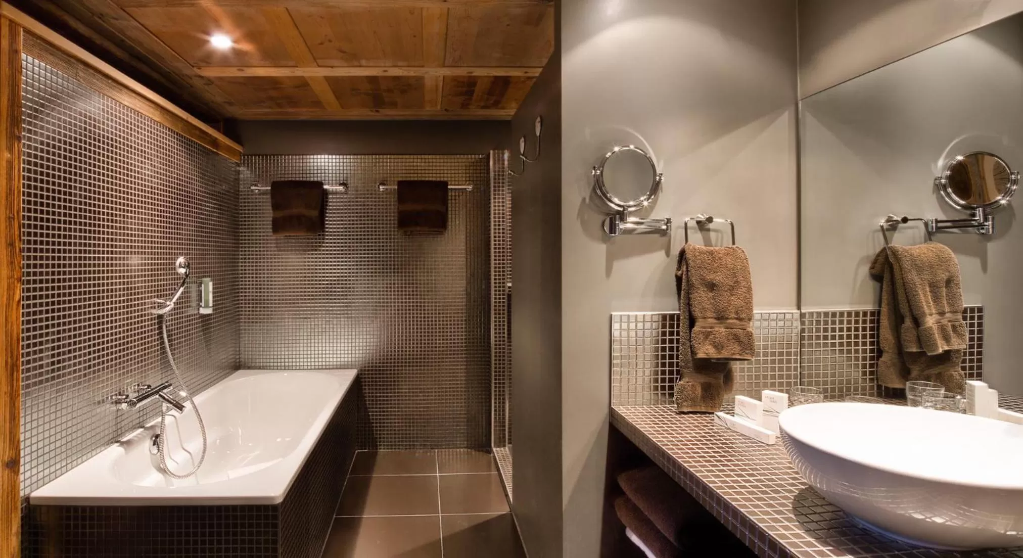 Shower in Hotel Etrier