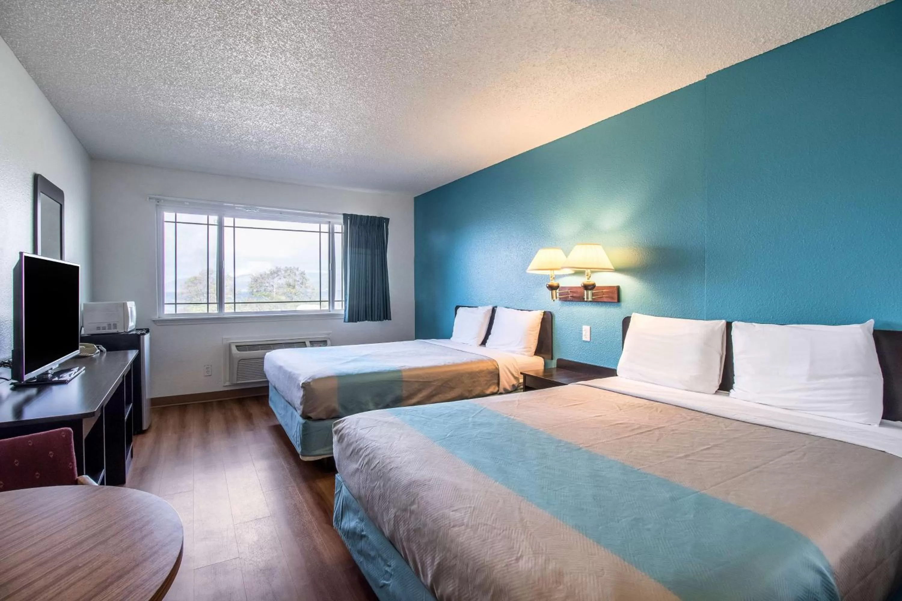 TV and multimedia, Bed in Motel 6-Astoria, OR