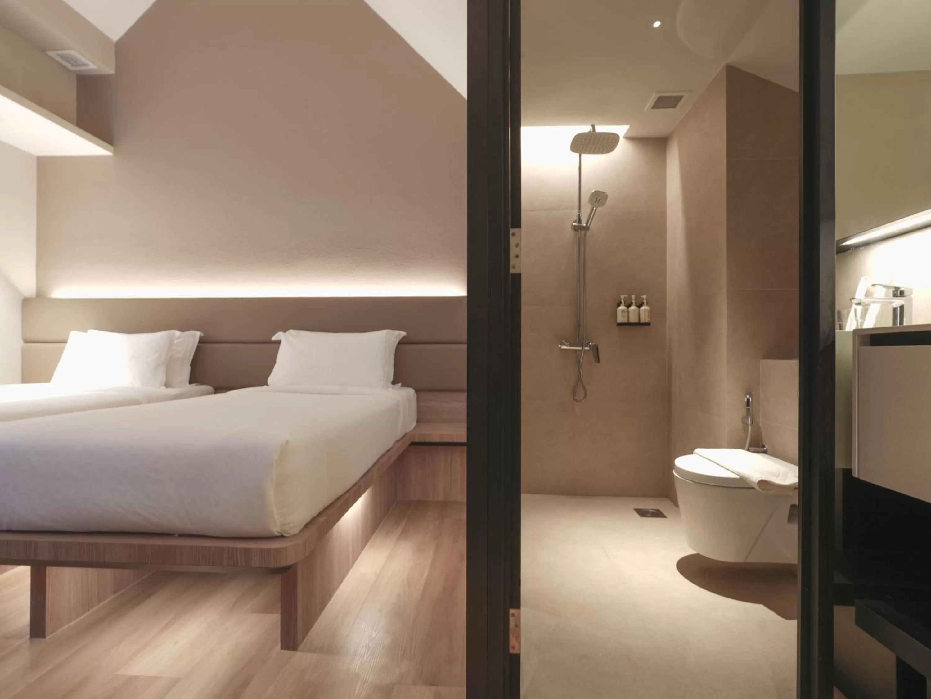 Shower, Bed in Hotel 1900 Chinatown